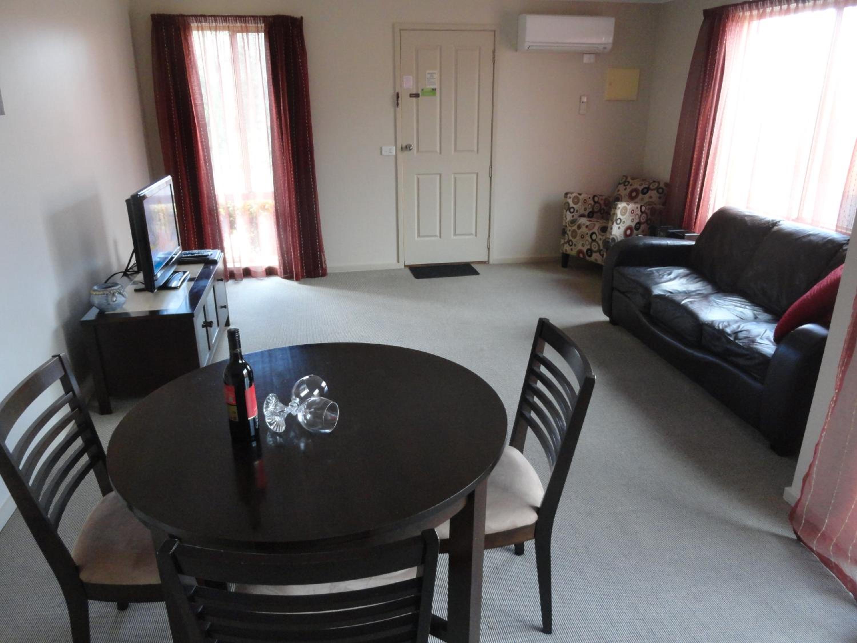 One-Bedroom Apartment - Photo 6