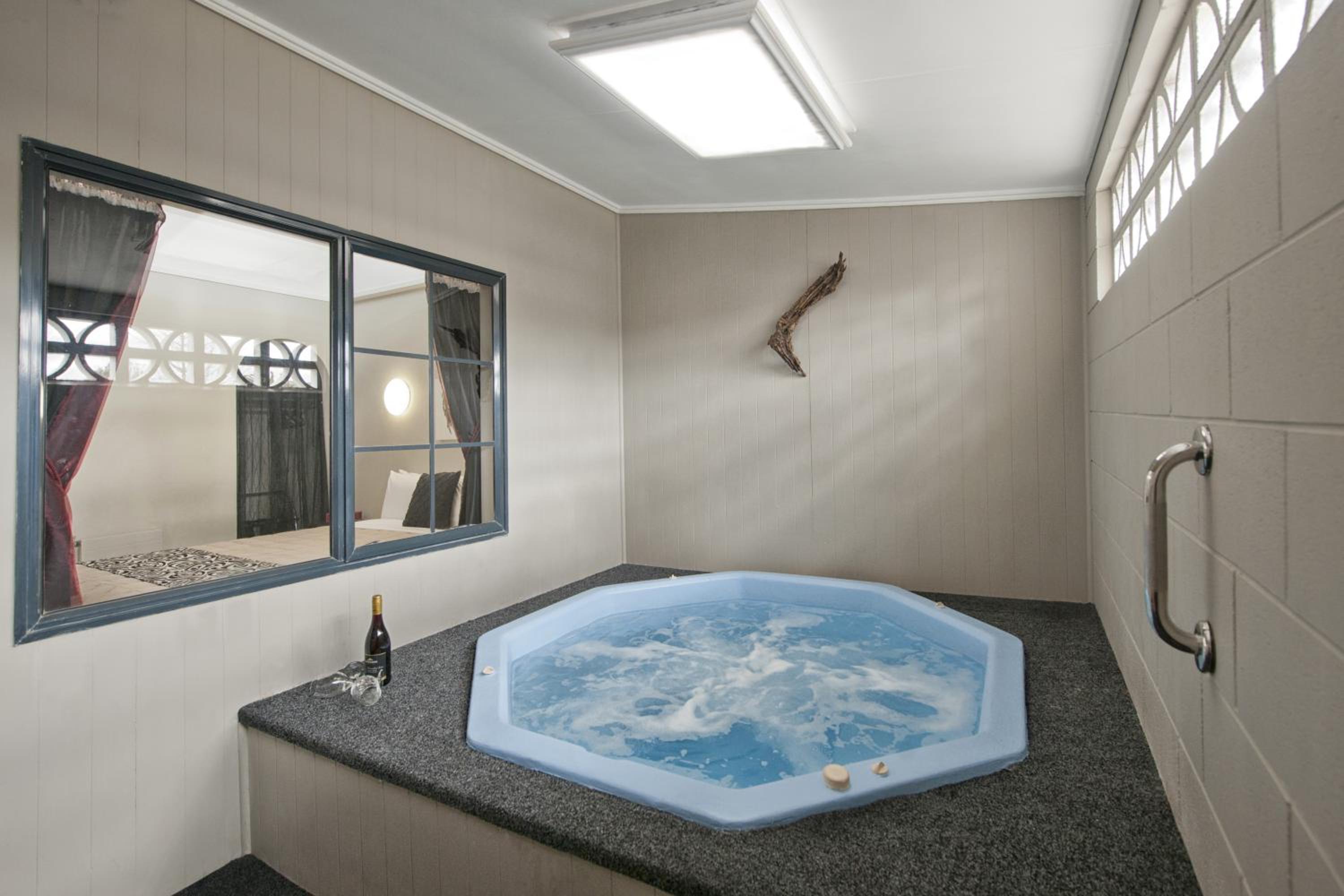 One-Bedroom Apartment with Hot Tub - Photo 4
