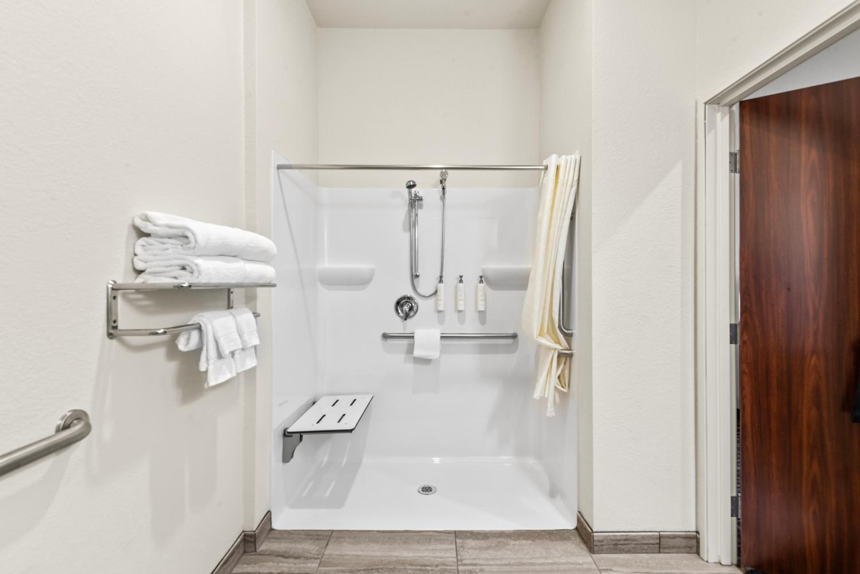 Queen Room - Disability Access - Photo 6