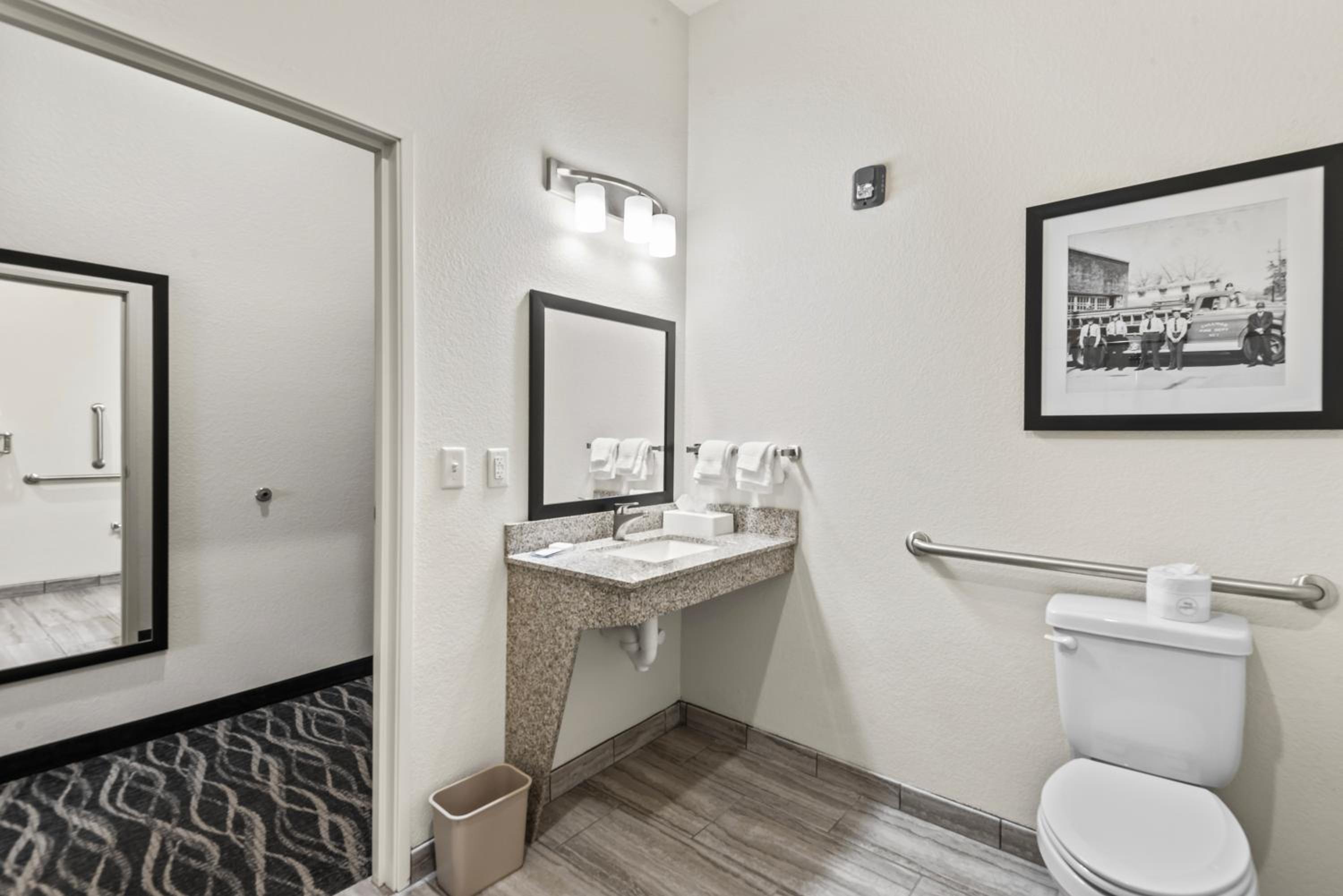 Queen Room - Disability Access - Photo 5