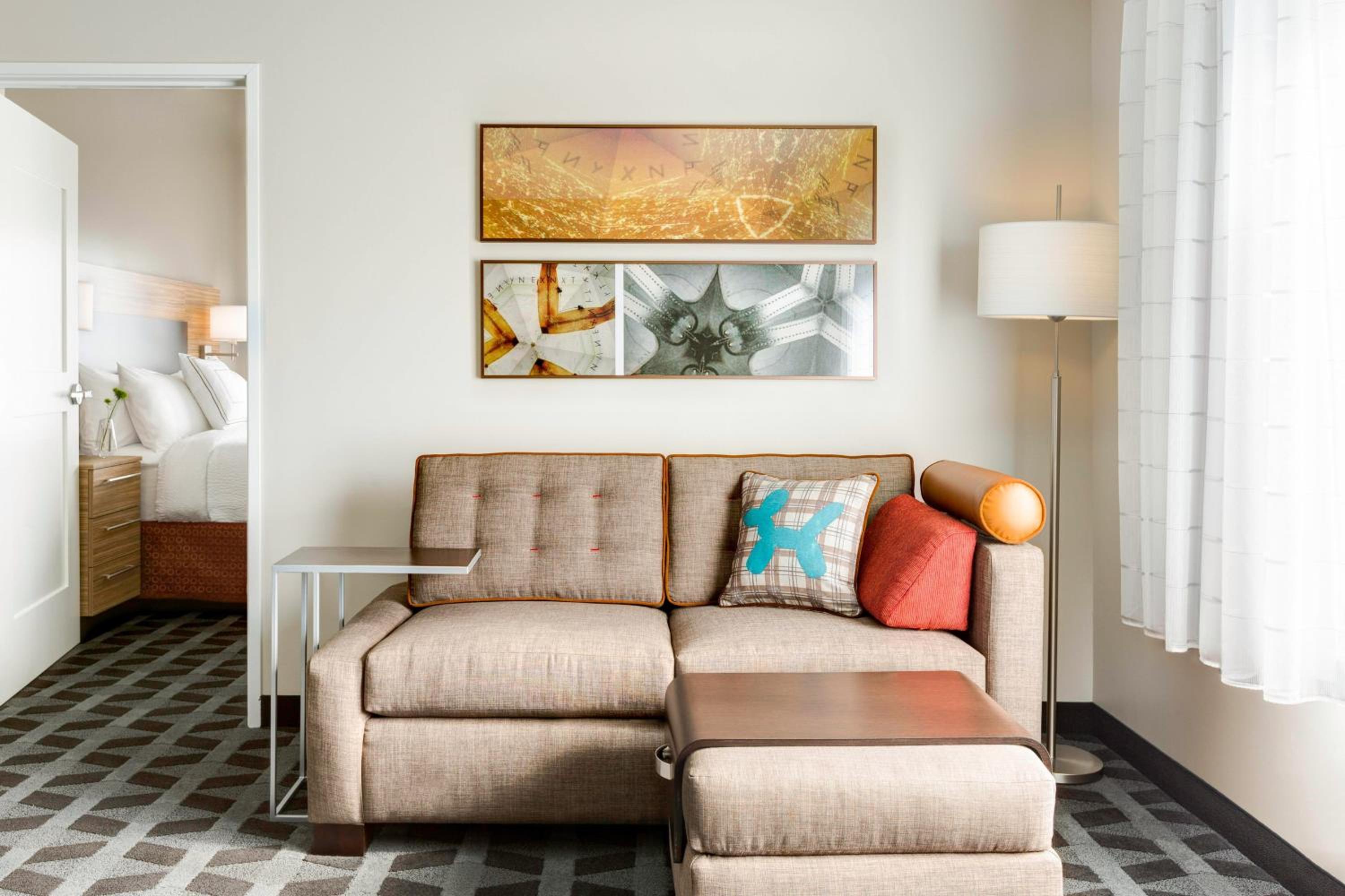 One-Bedroom King Suite with Sofa Bed and City View photo 3