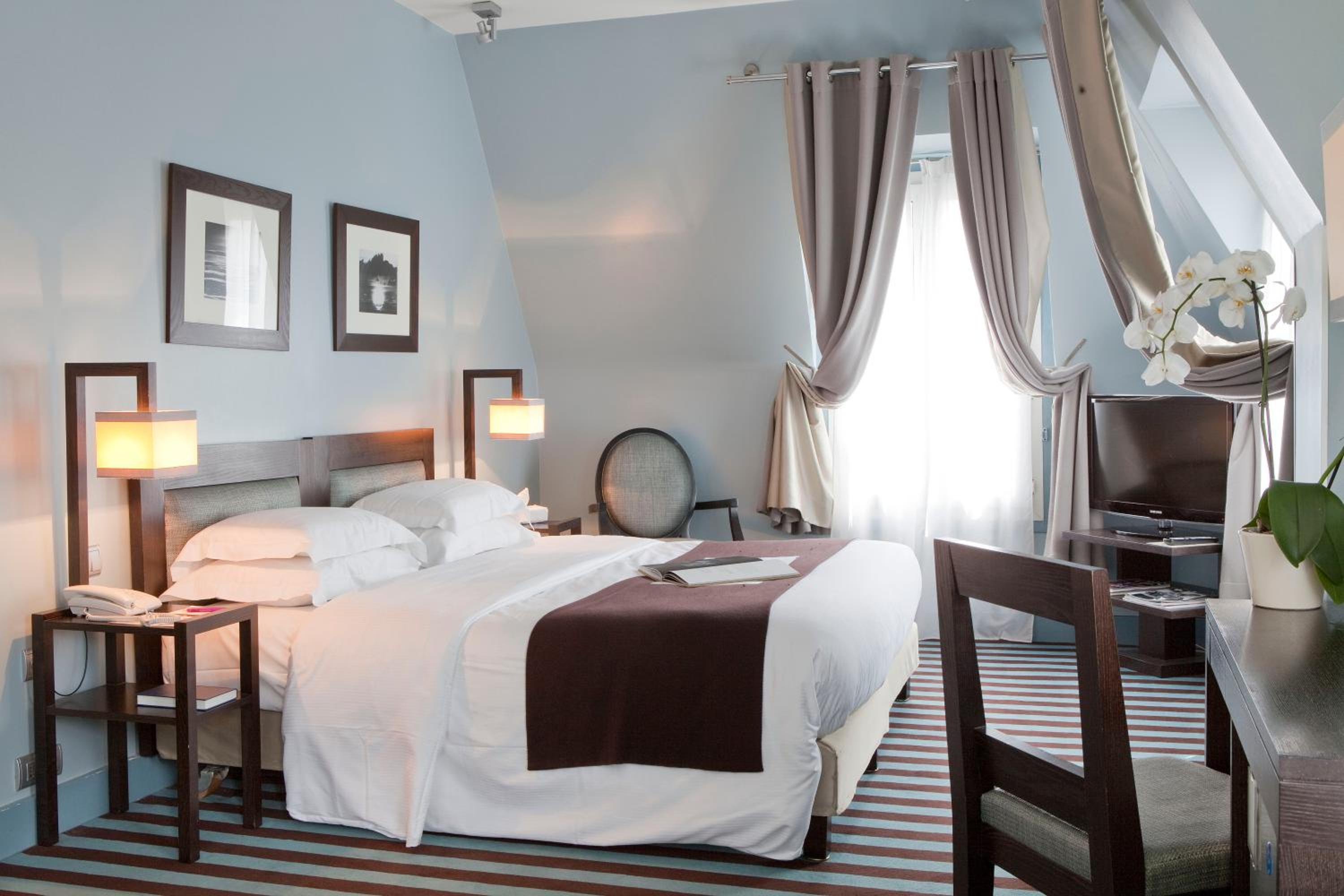 Deluxe Queen Room thumbnail 5