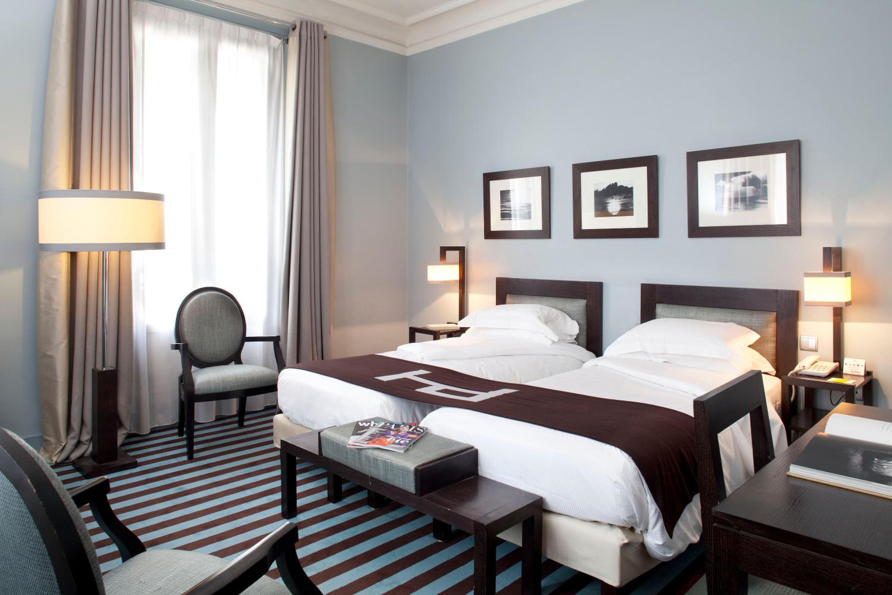Deluxe Twin Room thumbnail 6