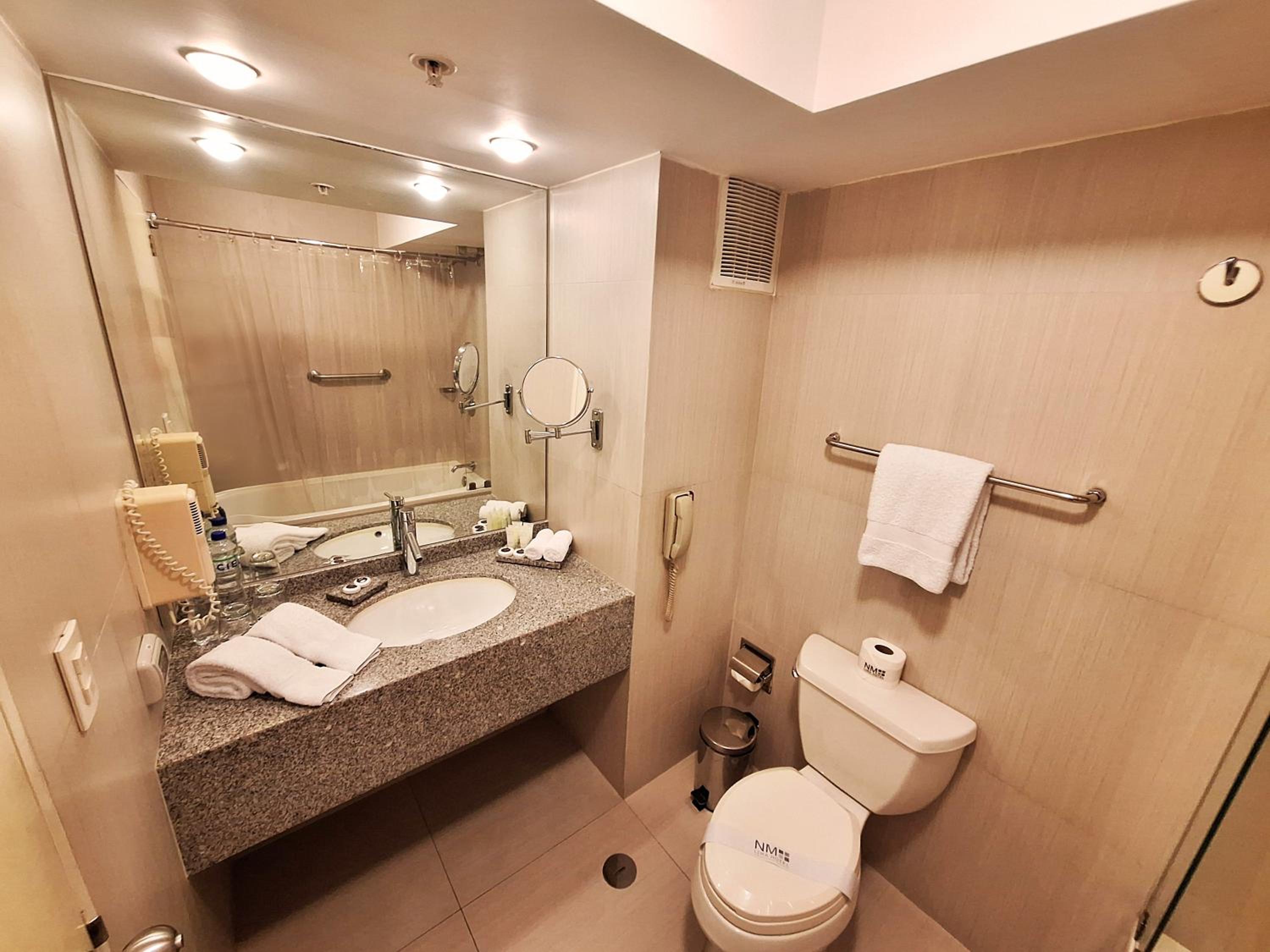 Premium Twin Room with Two Double Beds - Photo 4