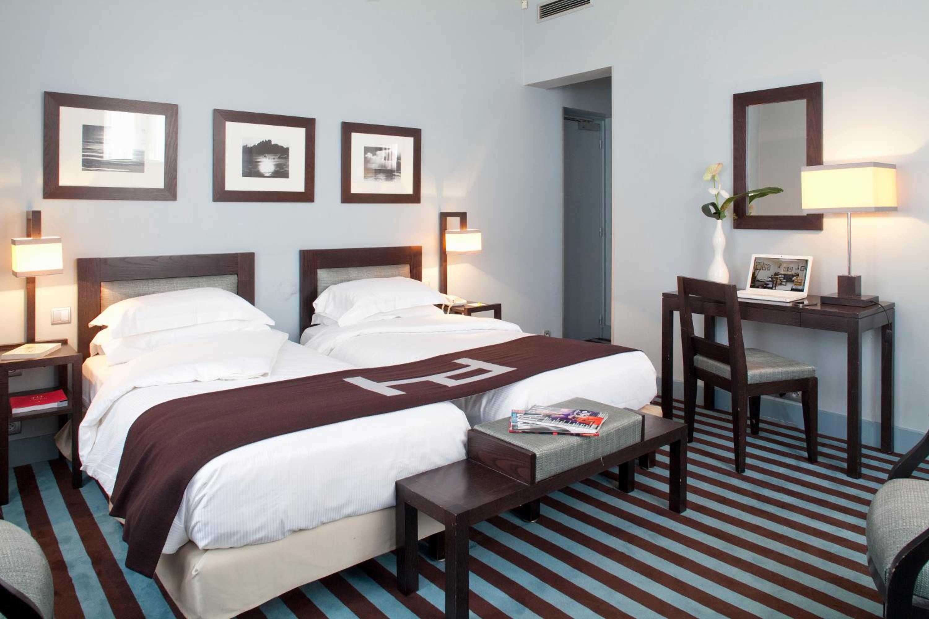 Deluxe Twin Room thumbnail 5