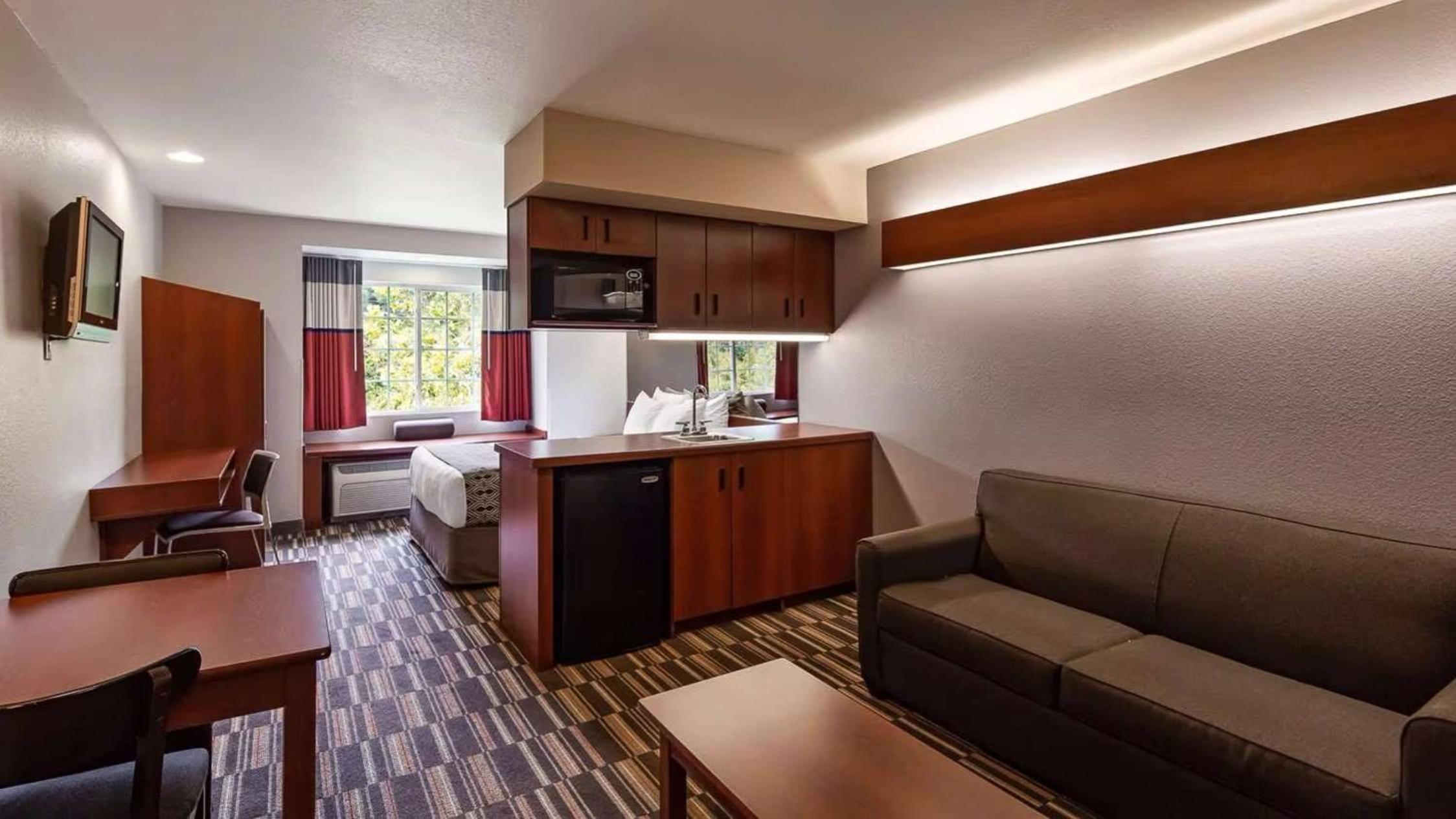 Queen Suite - Photo 1