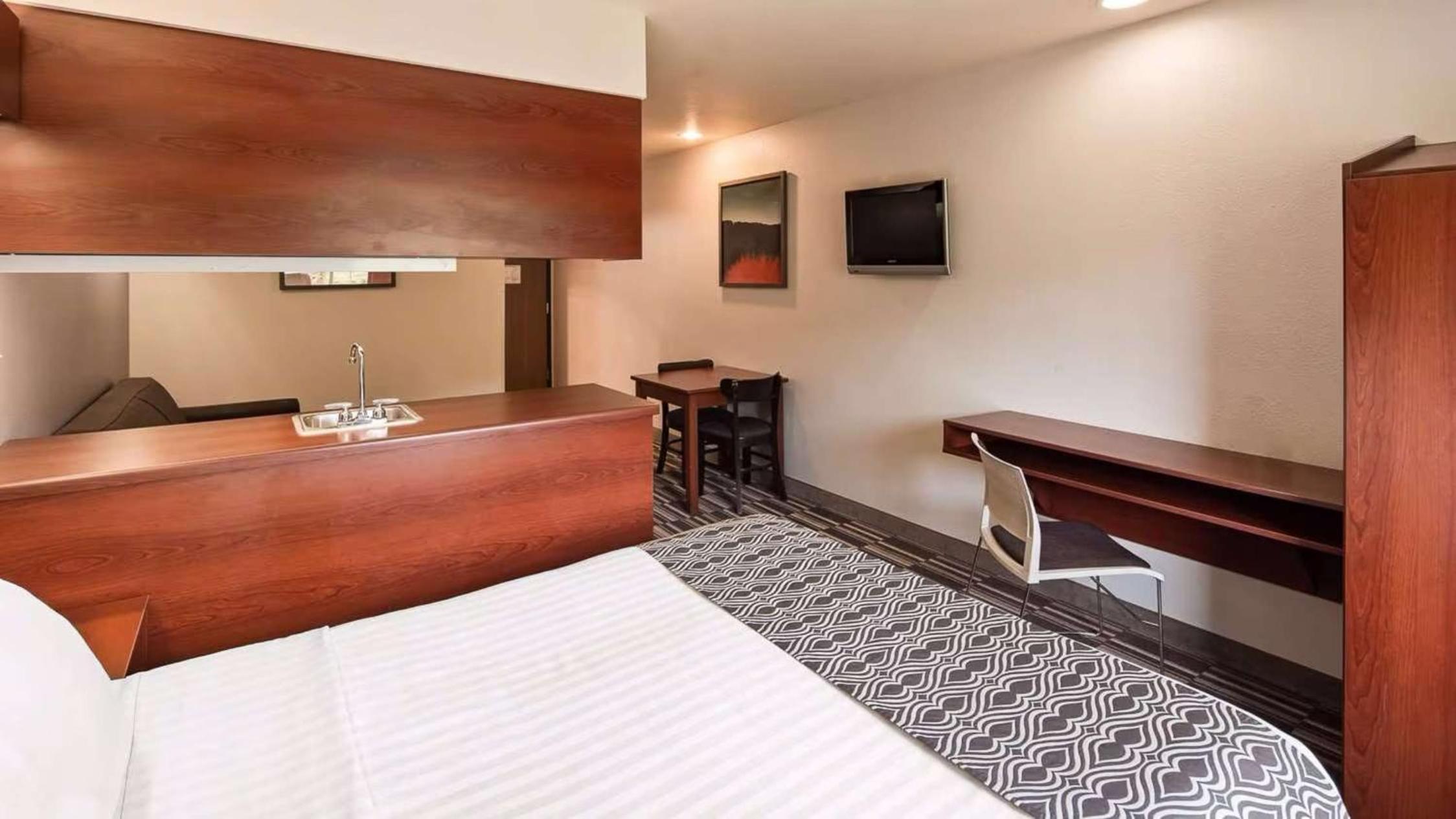 Queen Suite - Photo 7