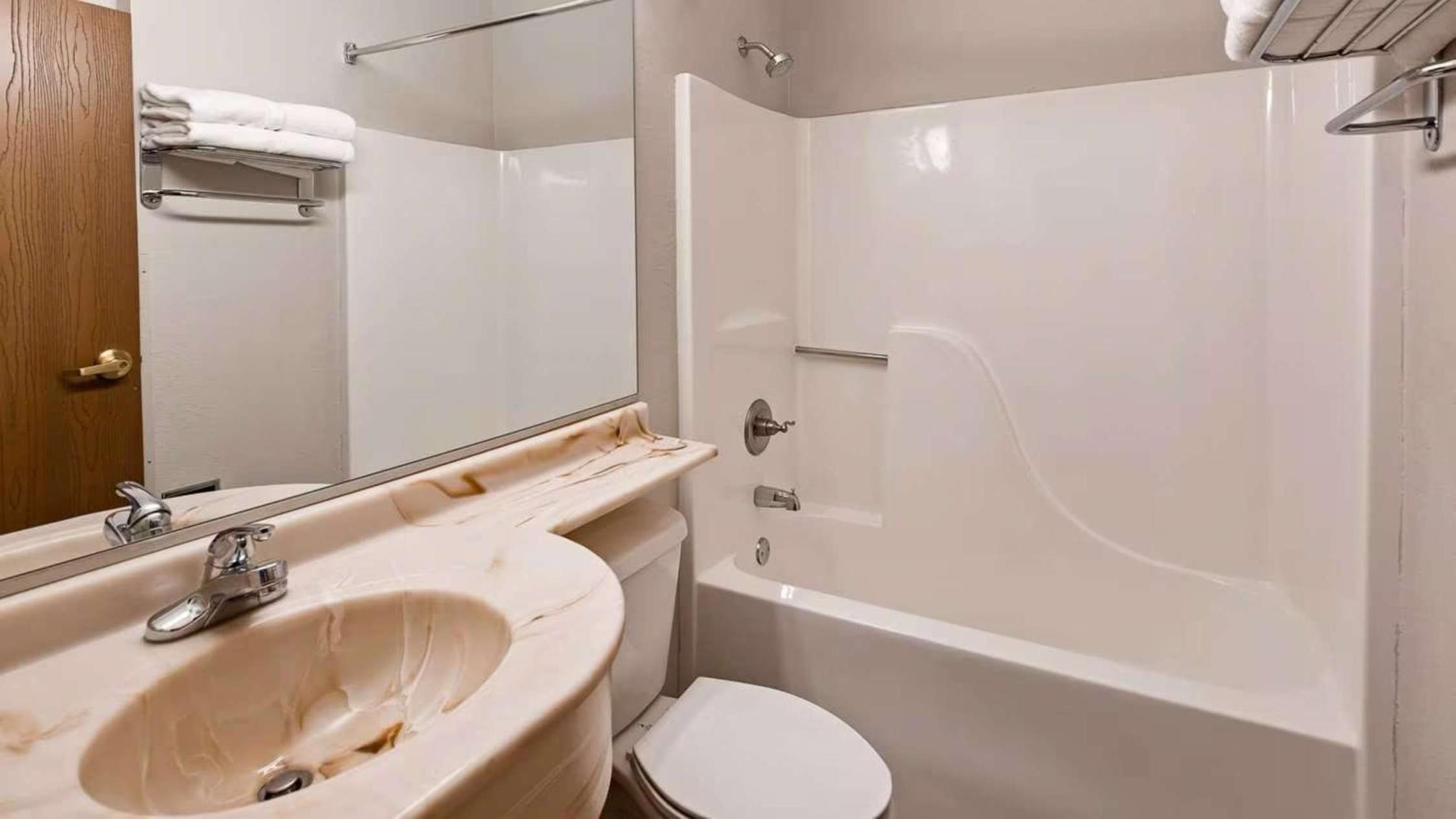 Queen Suite - Photo 10