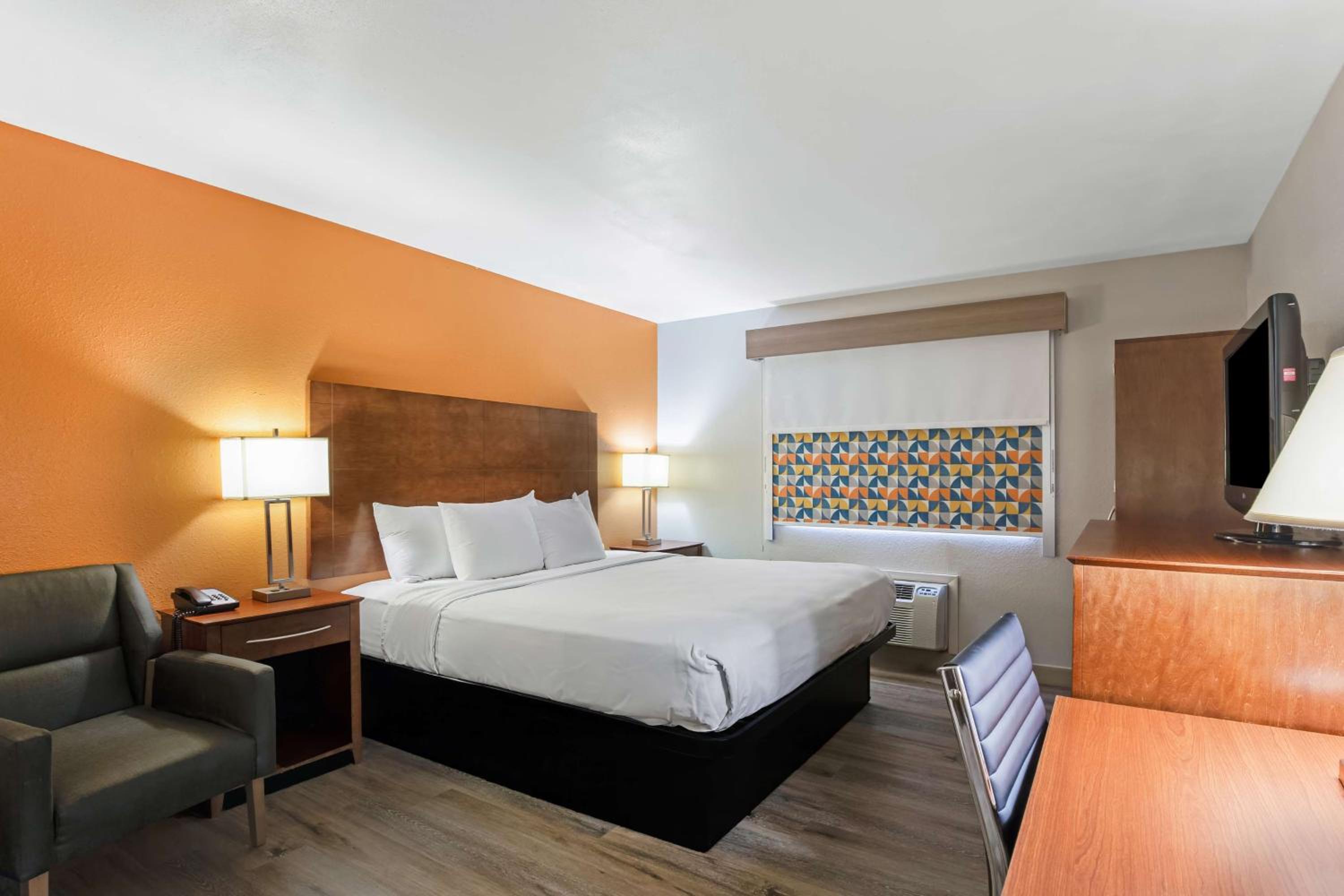 King Room with Walk-In Shower - Mobility Accessible