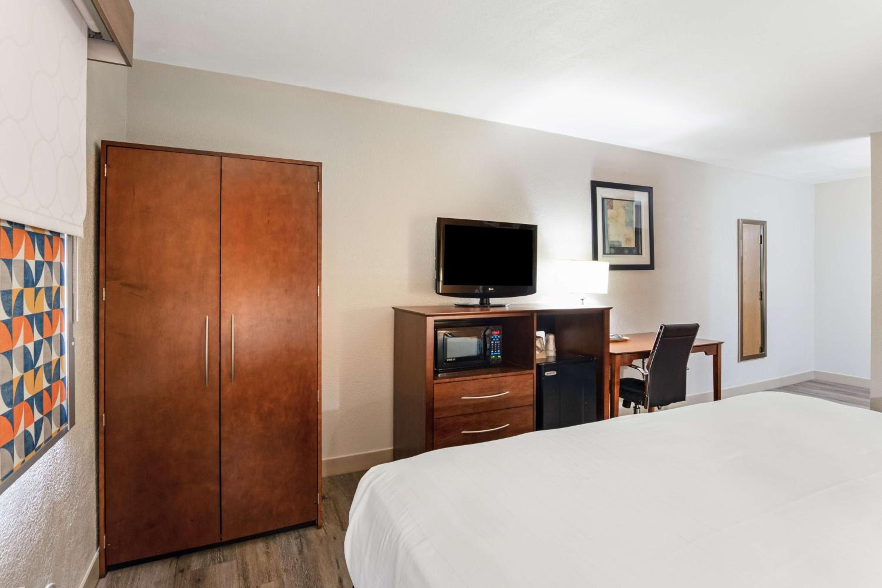 King Room with Walk-in Shower - Non-Smoking