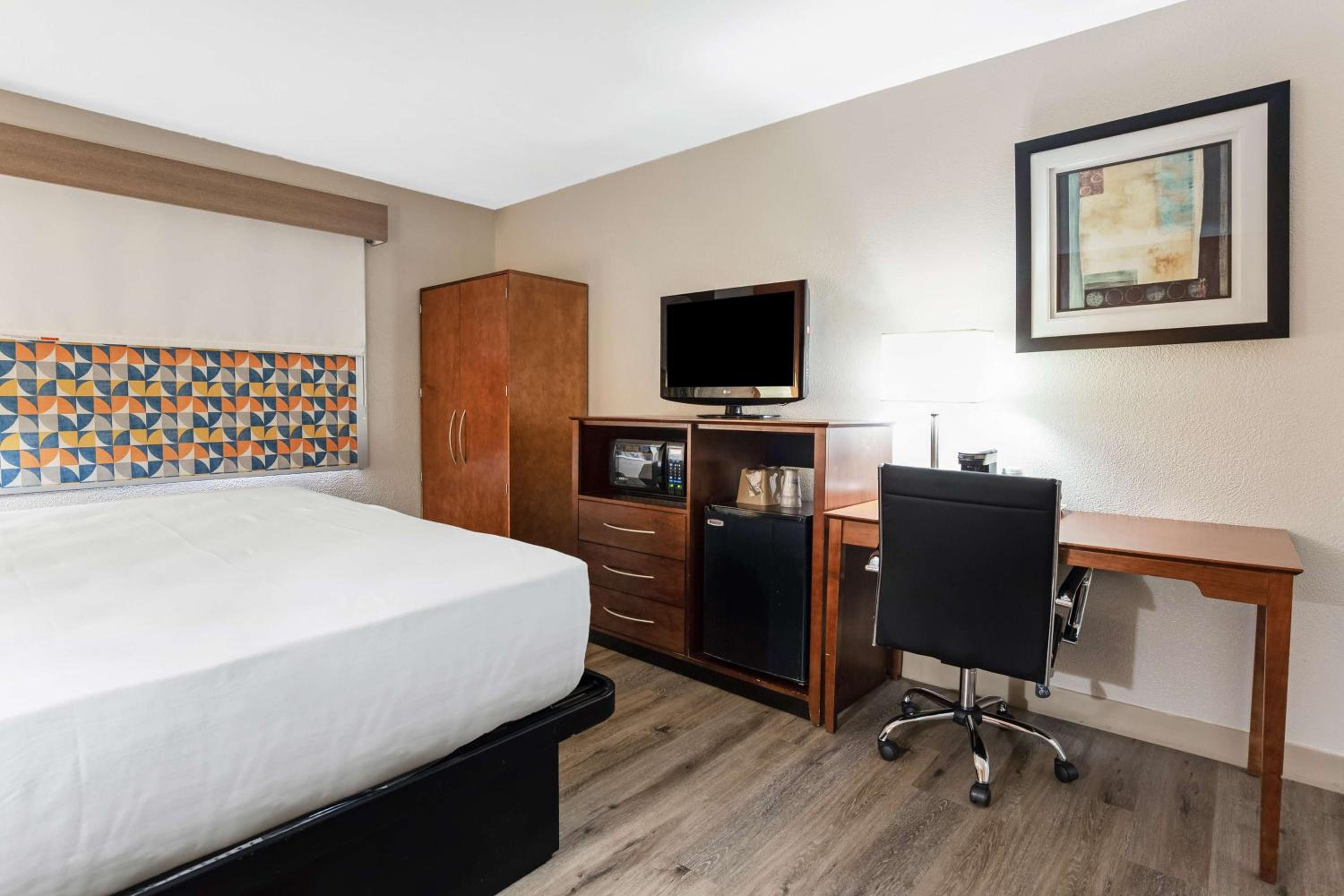 King Room with Walk-in Shower - Non-Smoking