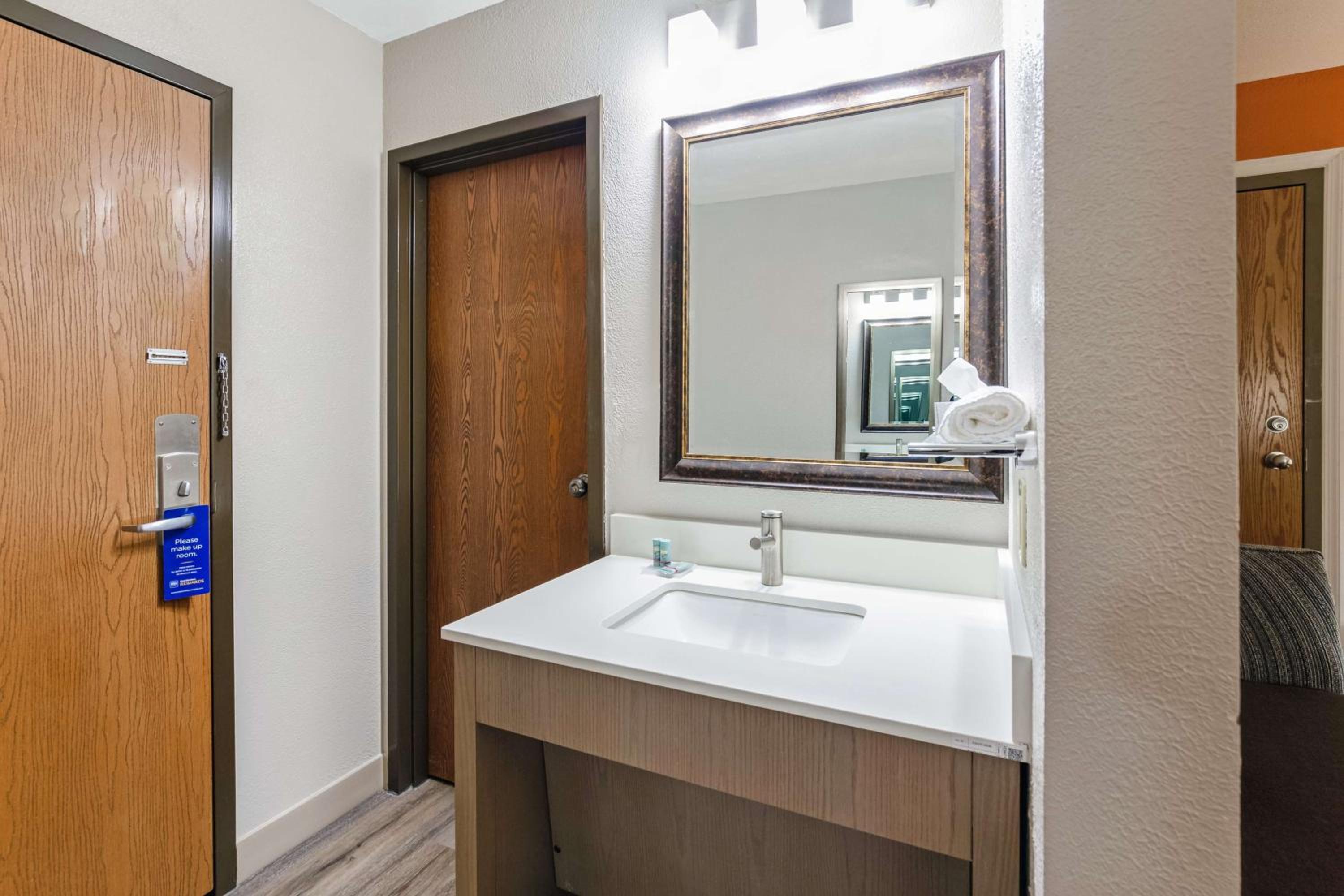 King Room with Walk-in Shower - Non-Smoking thumbnail 5