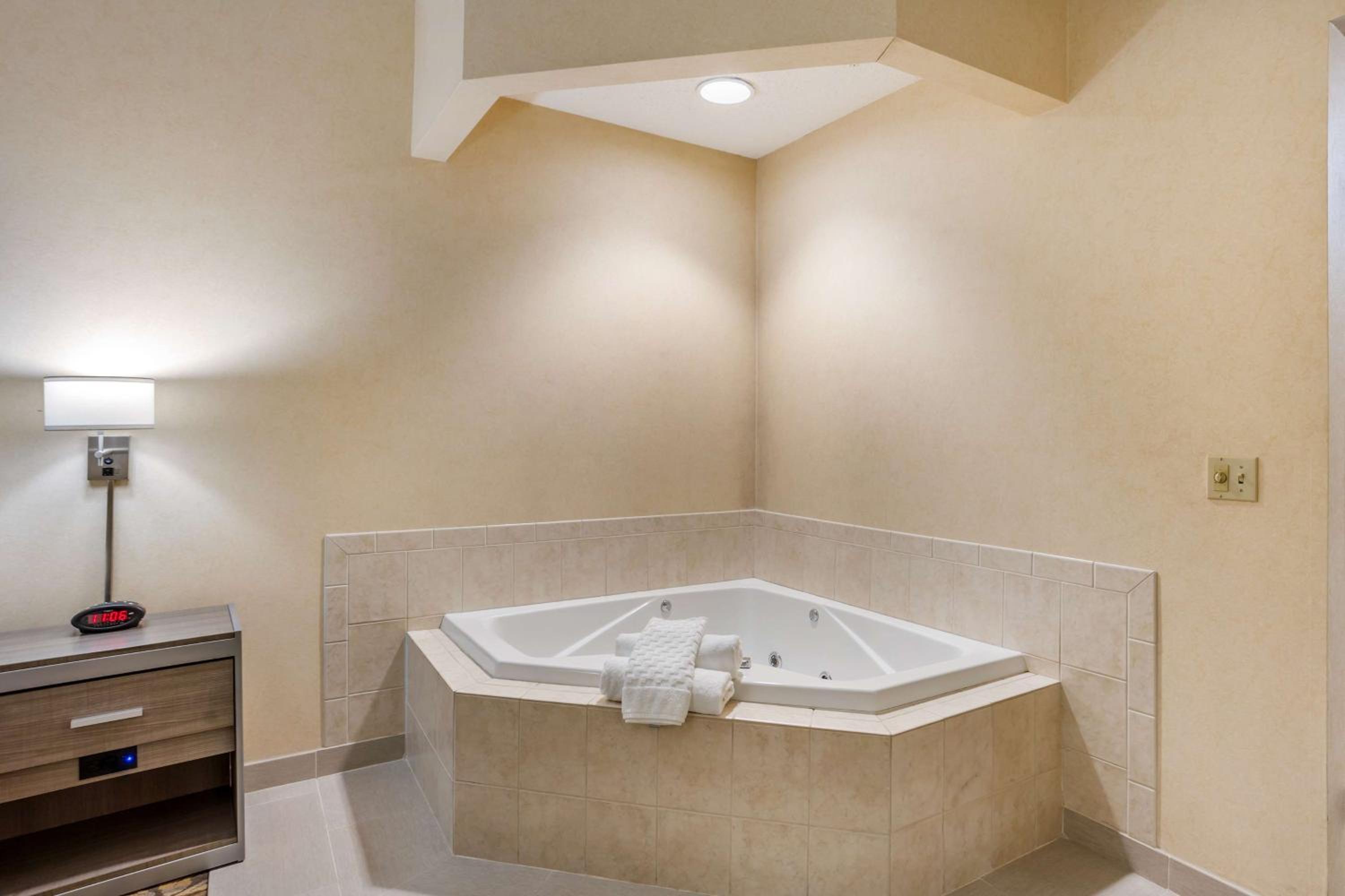 King Room with Whirlpool - Non-smoking photo 3