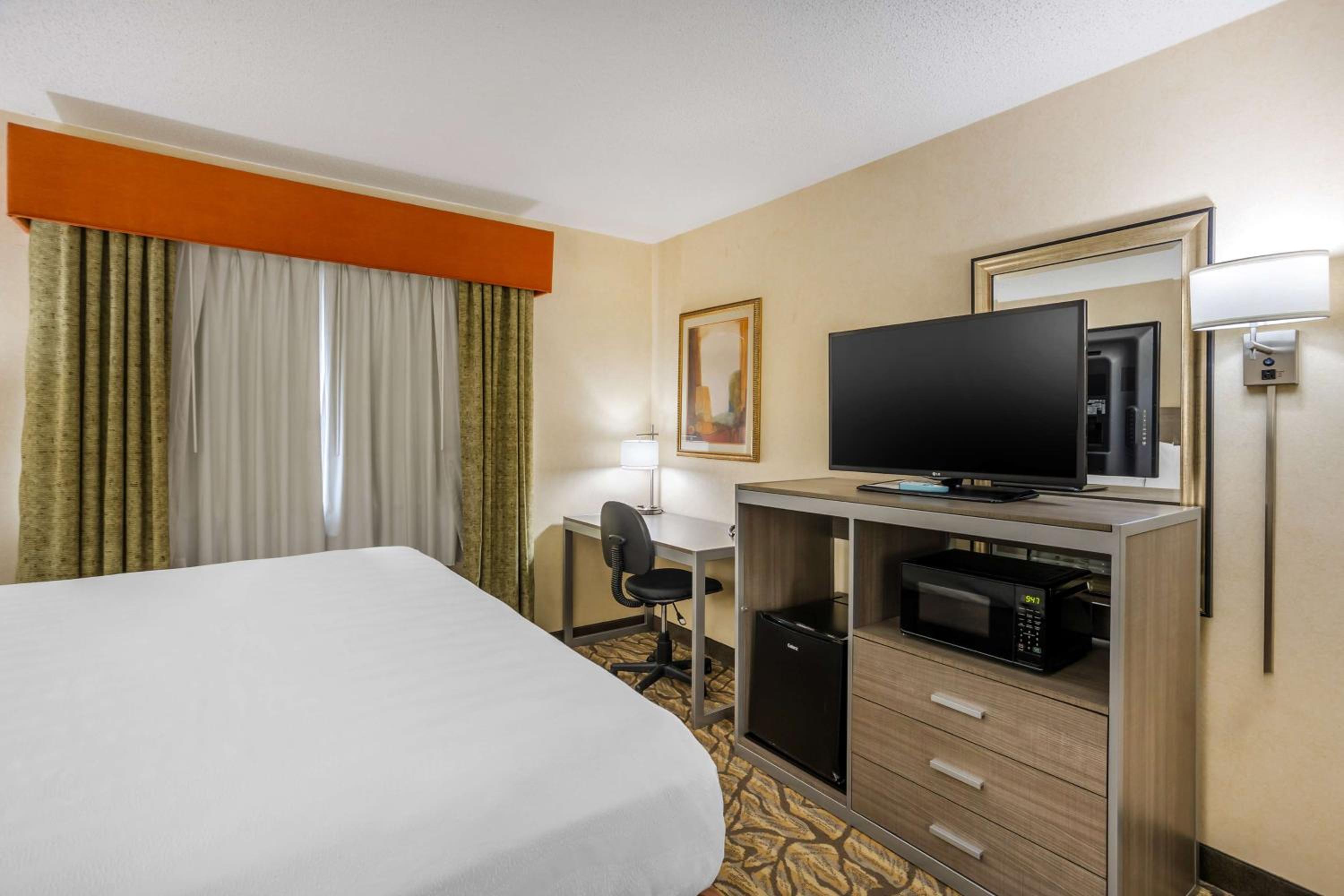 King Room with Roll-in Shower - Disability Access/Non-Smoking photo 3