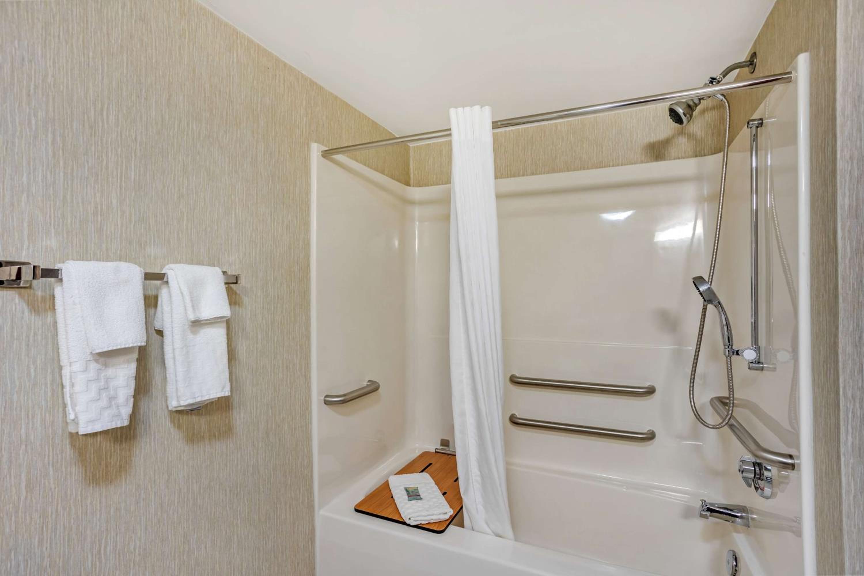 Double Room with Two Double Beds - Accessible photo 2