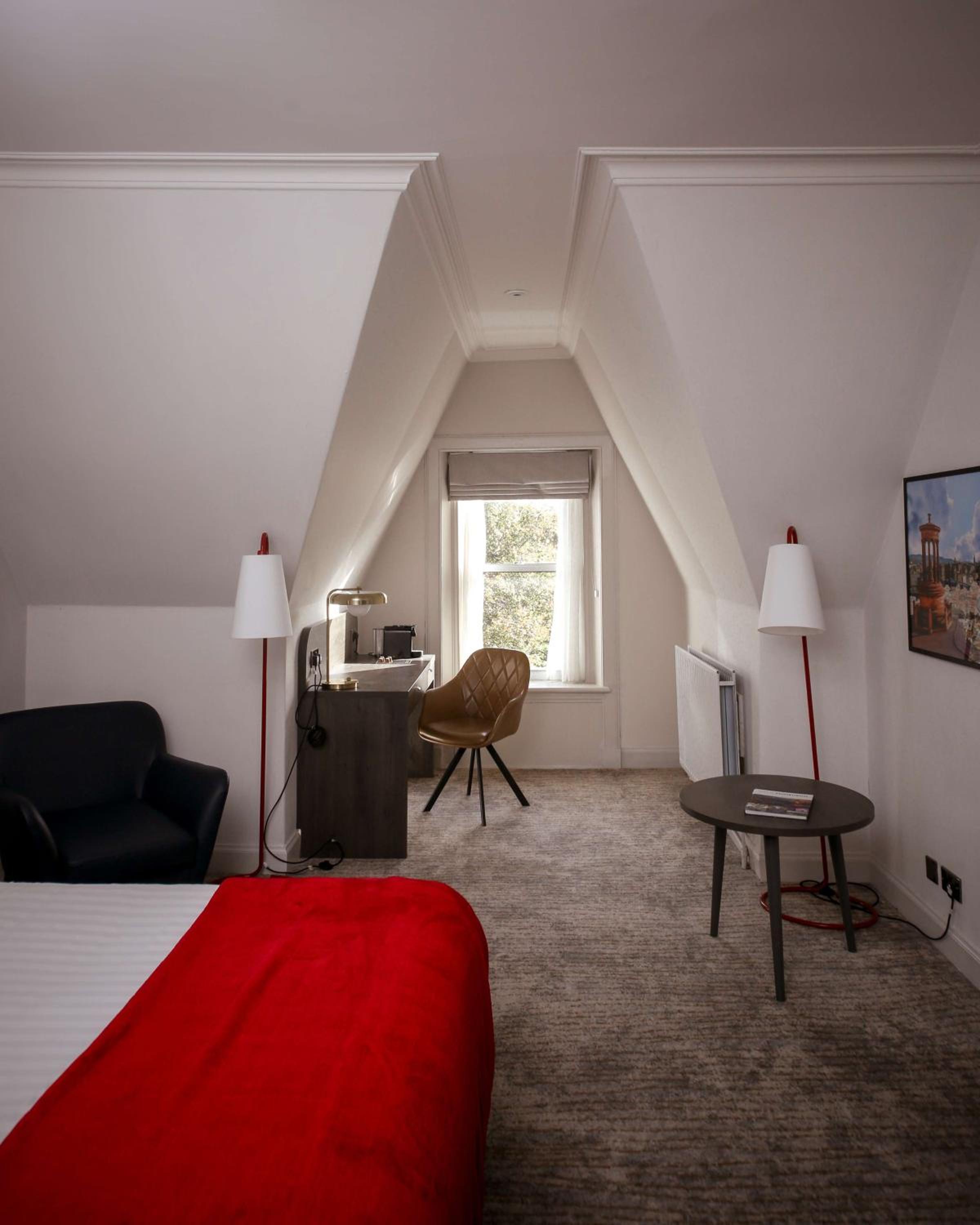 Executive King Room with Sofa Bed - Non-Smoking thumbnail 5