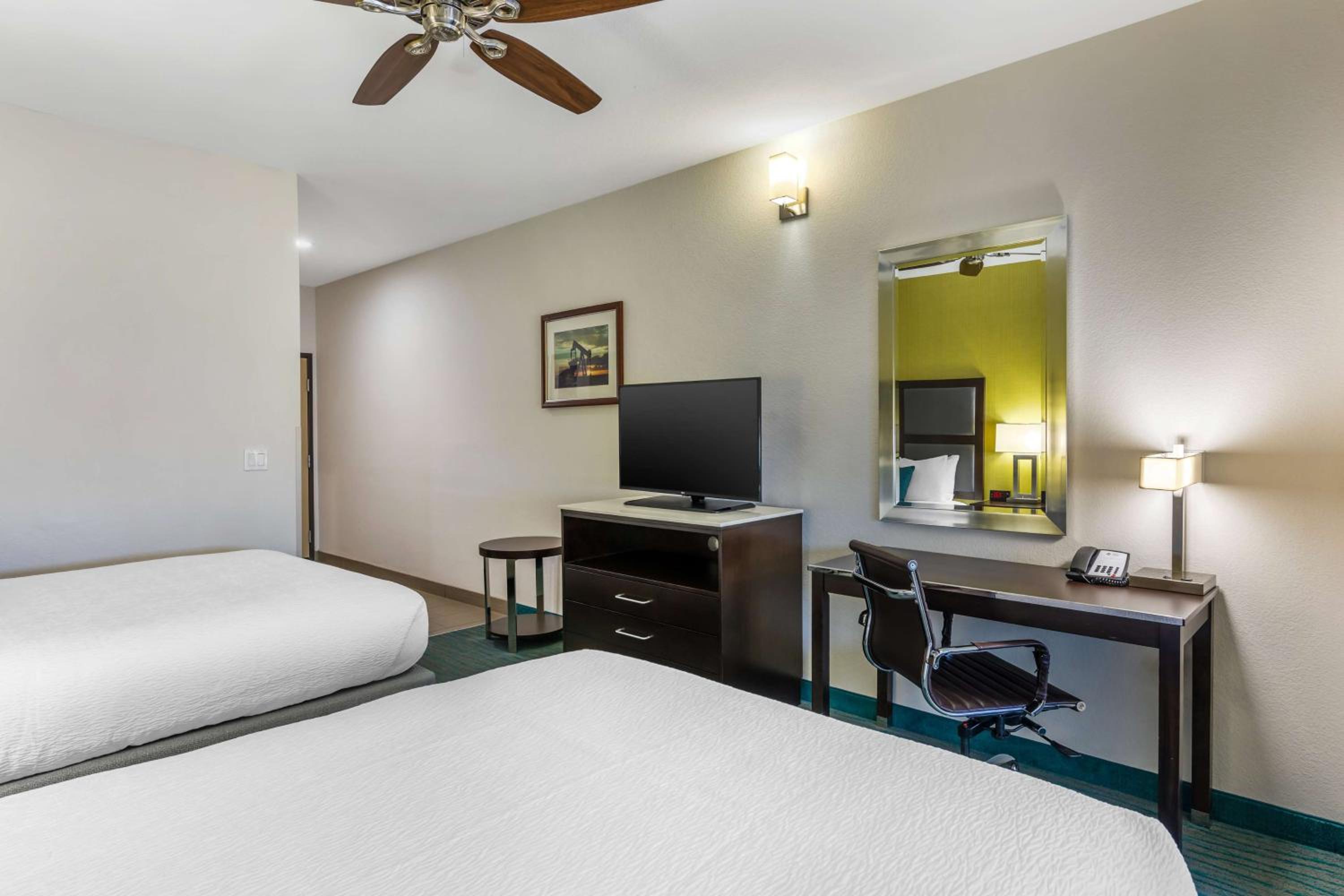 Queen Room with Two Queen Beds and Roll-In Shower - Mobility Access/Non-Smoking photo 2