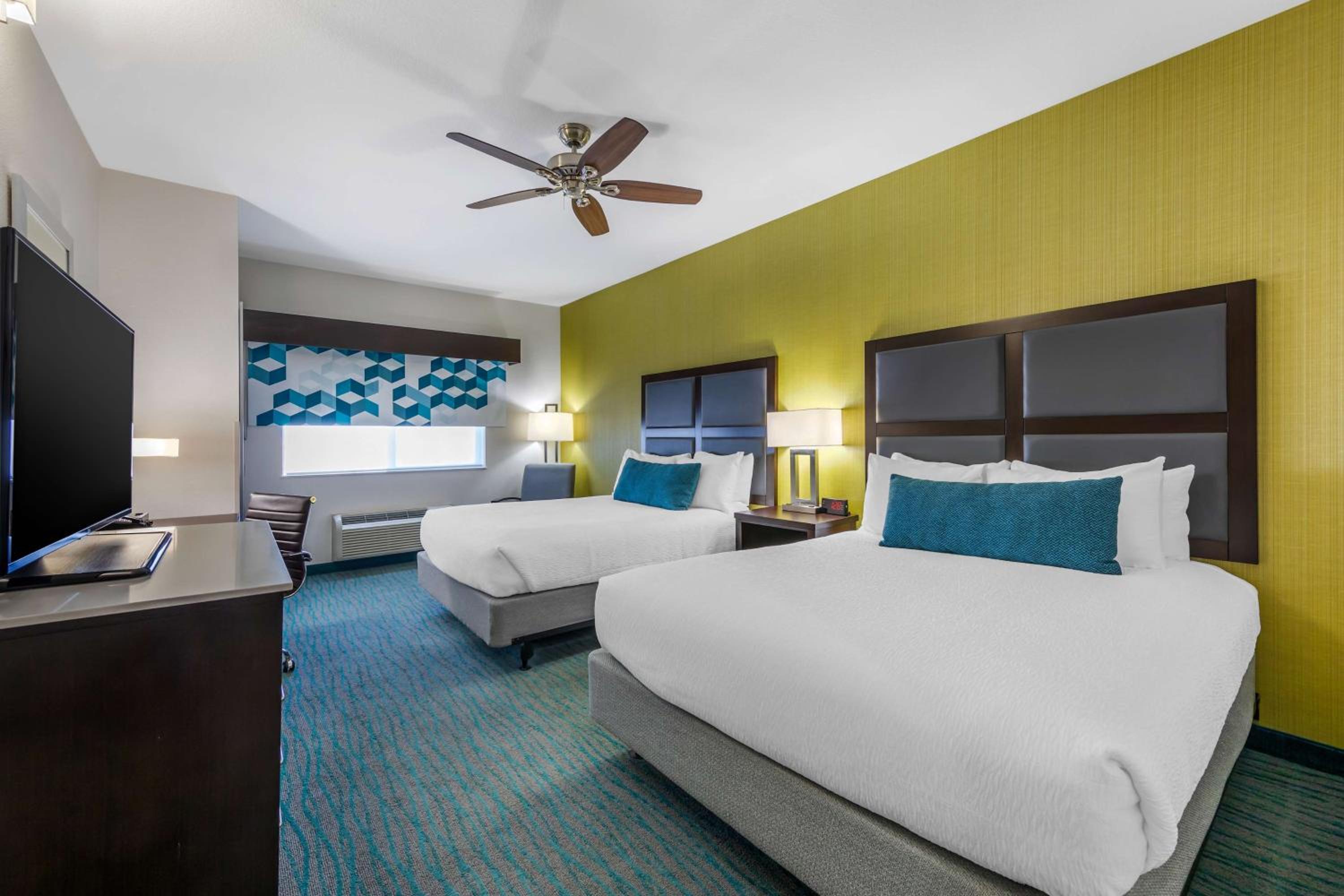 Queen Room with Two Queen Beds and Roll-In Shower - Mobility Access/Non-Smoking photo 1