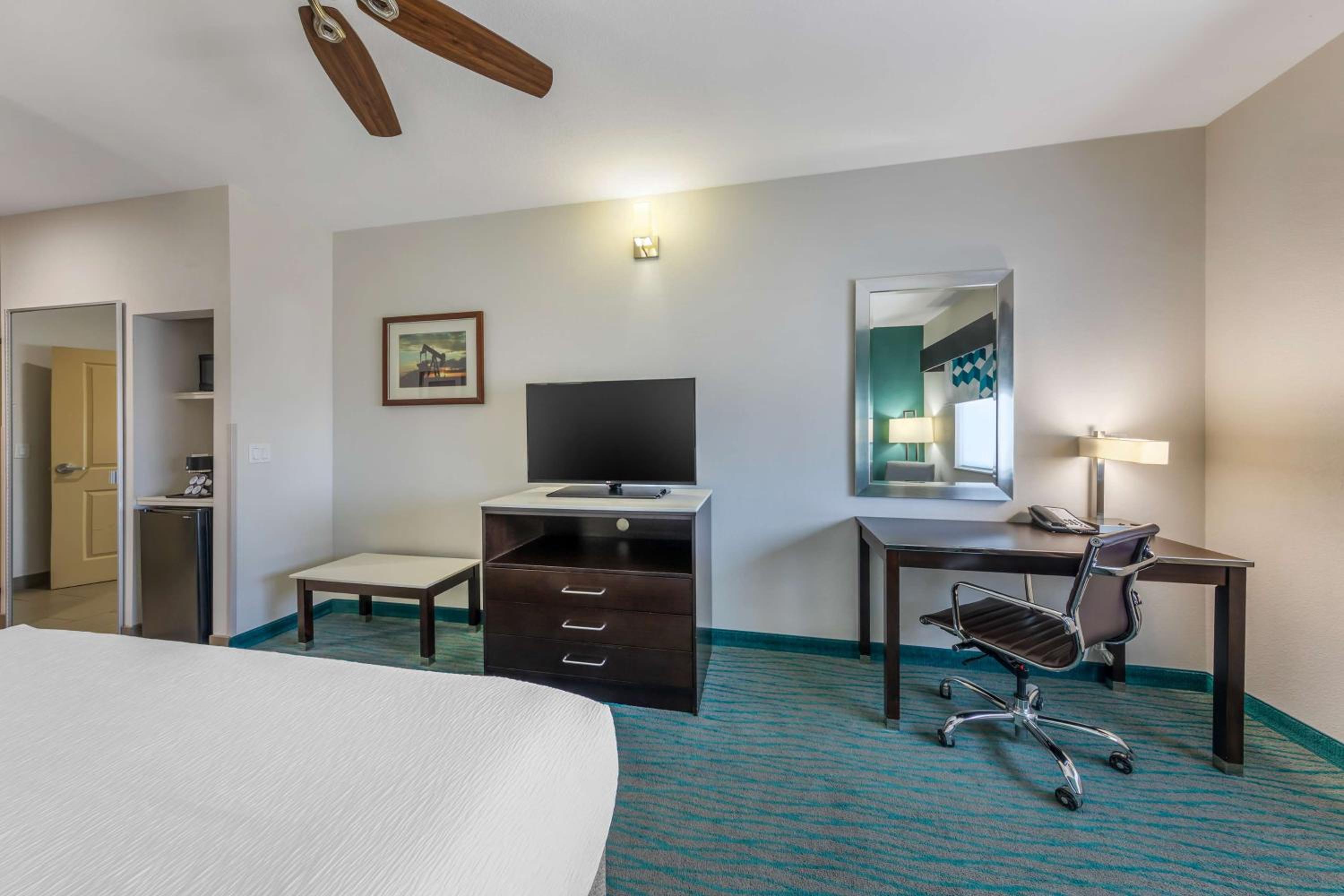 King Room with Roll-in Shower - Disability Access/Non-Smoking photo 3