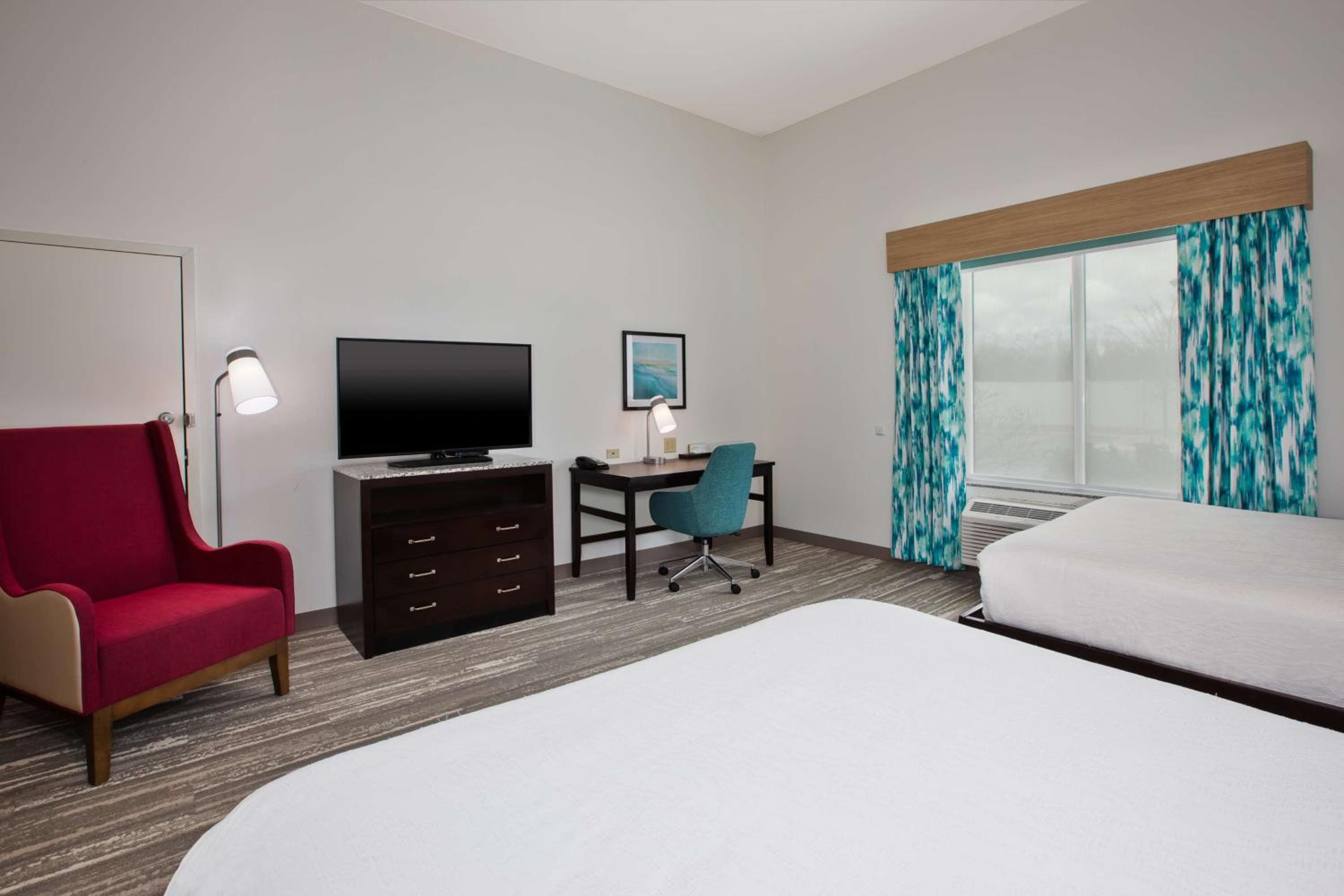 Queen Room with Two Queen Beds - Mobility and Hearing Access photo 2