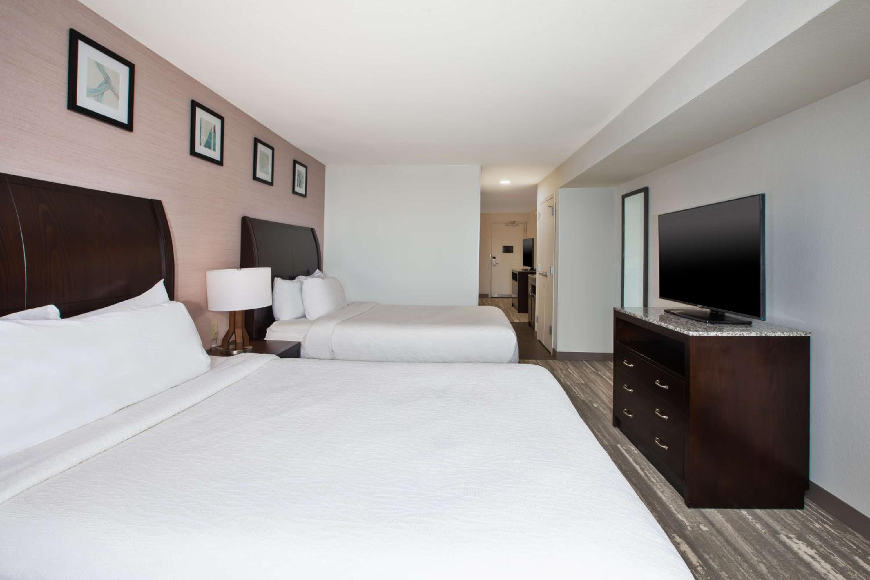 Queen Room with Two Queen Beds - Mobility and Hearing Access photo 3