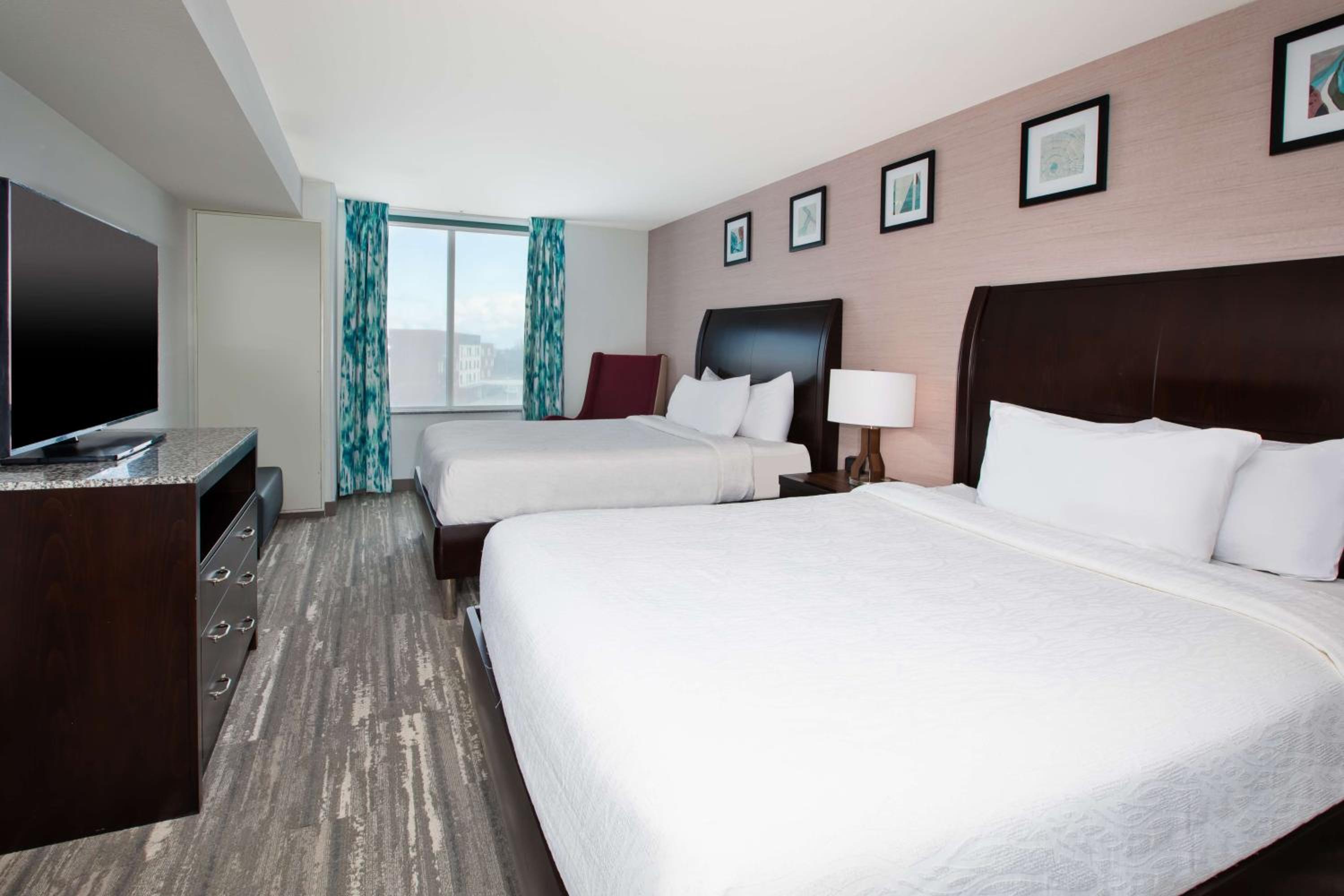 Queen Room with Two Queen Beds photo 2
