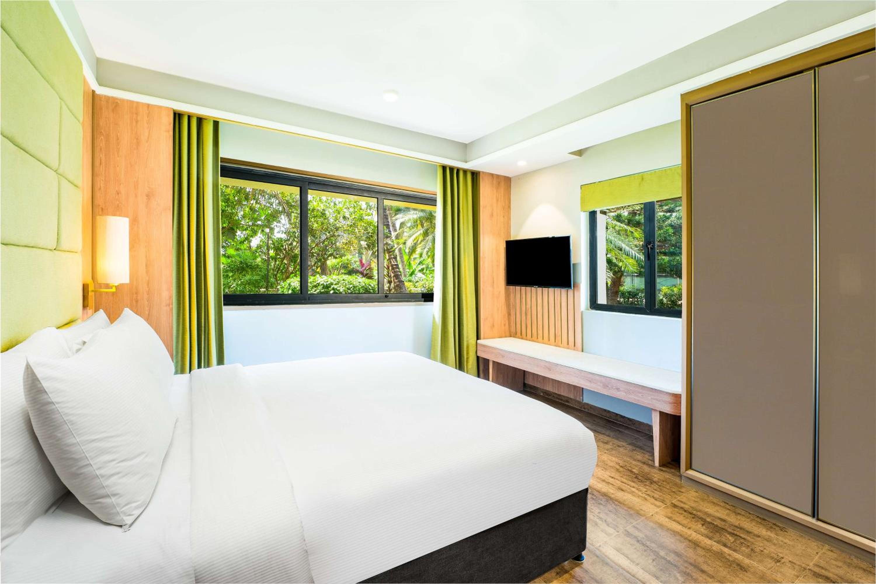 Deluxe Suite with Pool View - 20% Discount on Food at Flame, Happy Hours 1+1 from 4pm to 6 pm - Photo 3