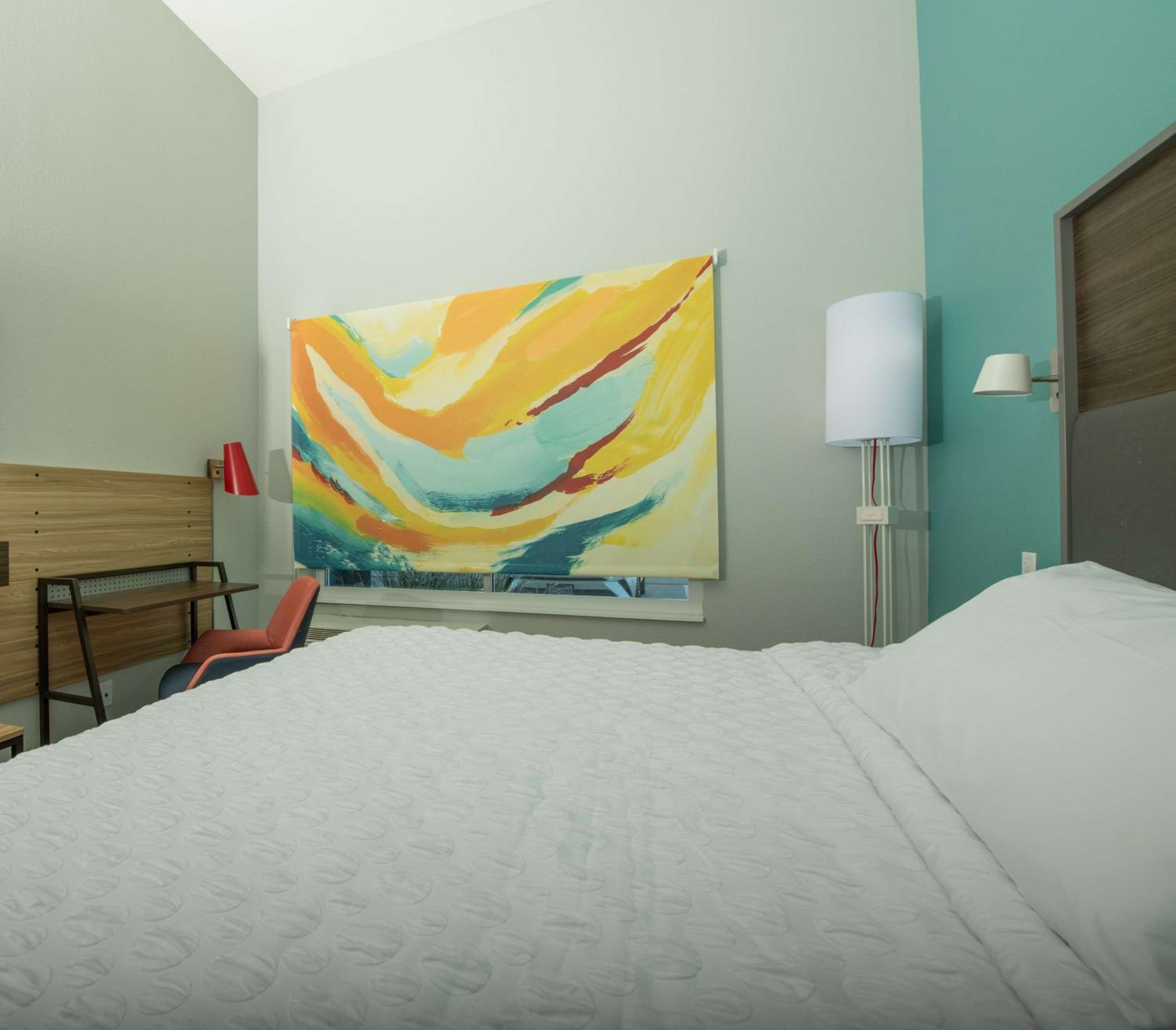 King Room with Bath Tub - Mobility and Hearing Access - Photo 9