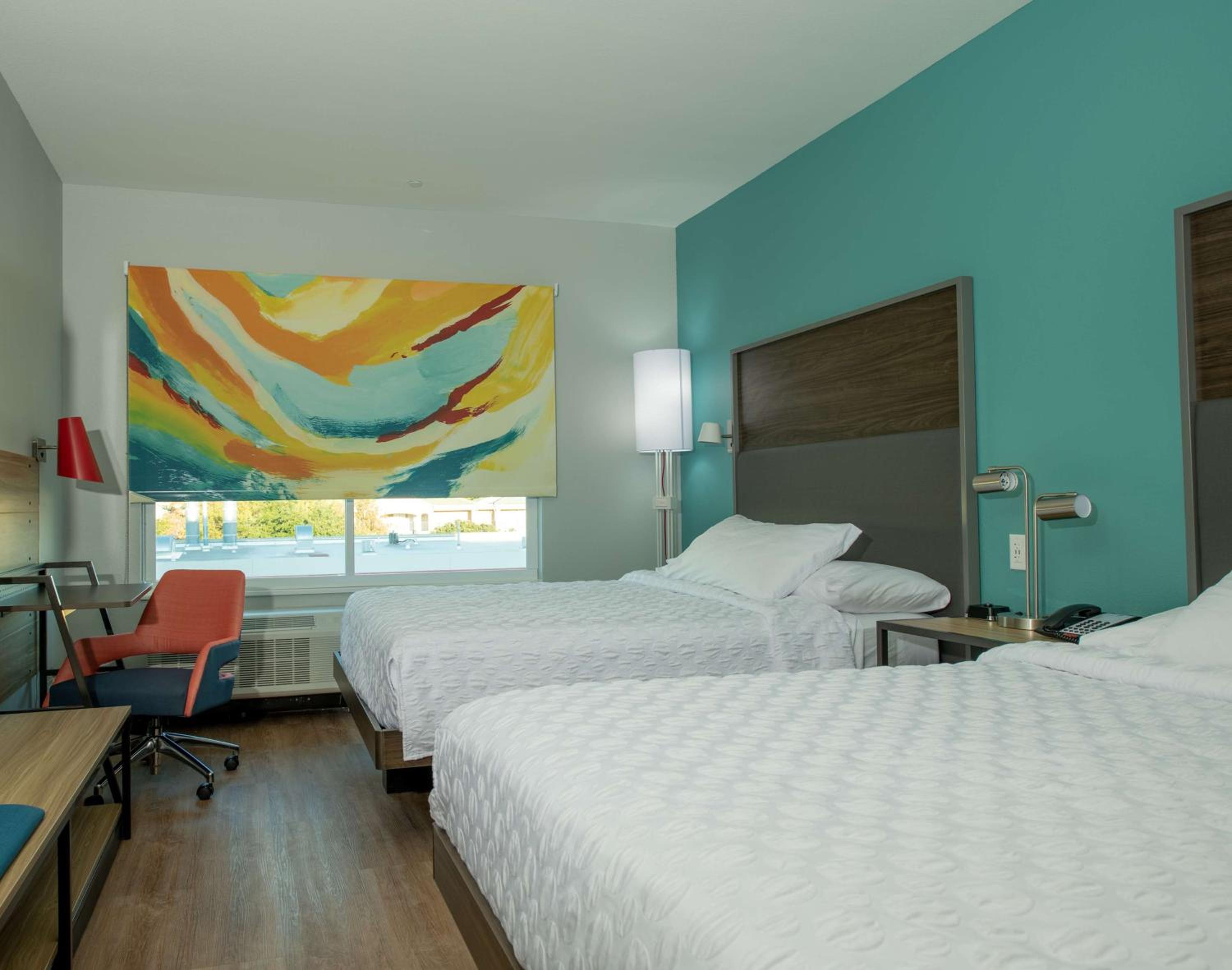 Queen Room with Two Queen Beds - Photo 2