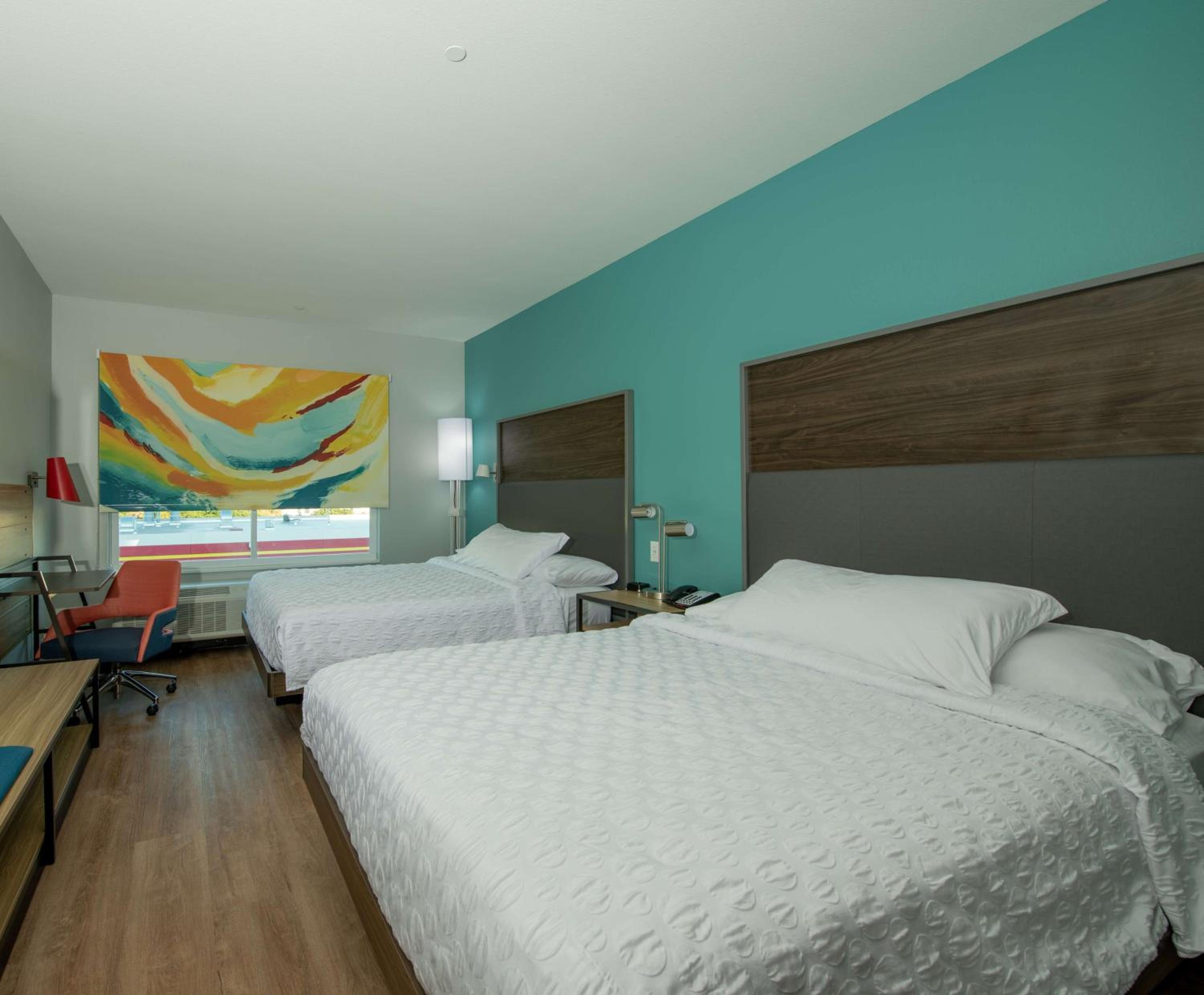Queen Room with Two Queen Beds - Photo 3