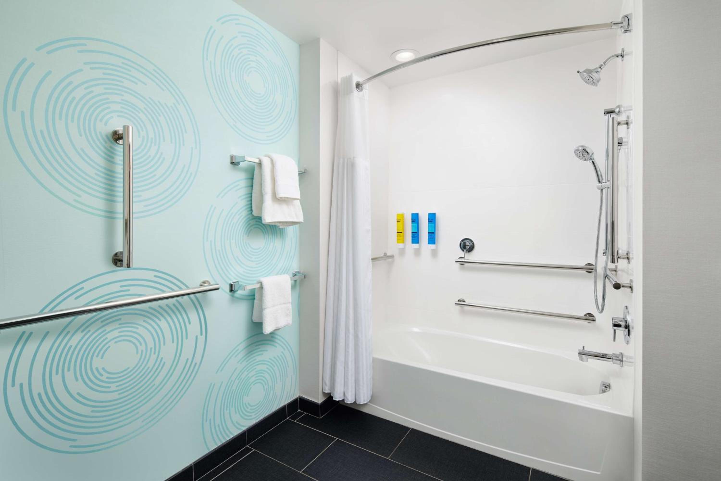 King Room with Bath Tub - Mobility and Hearing Access - Photo 5