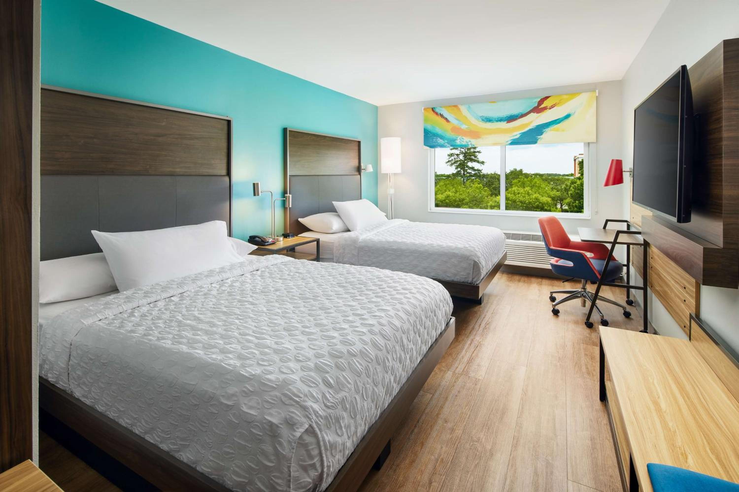 Queen Room with Two Queen Beds - Photo 4