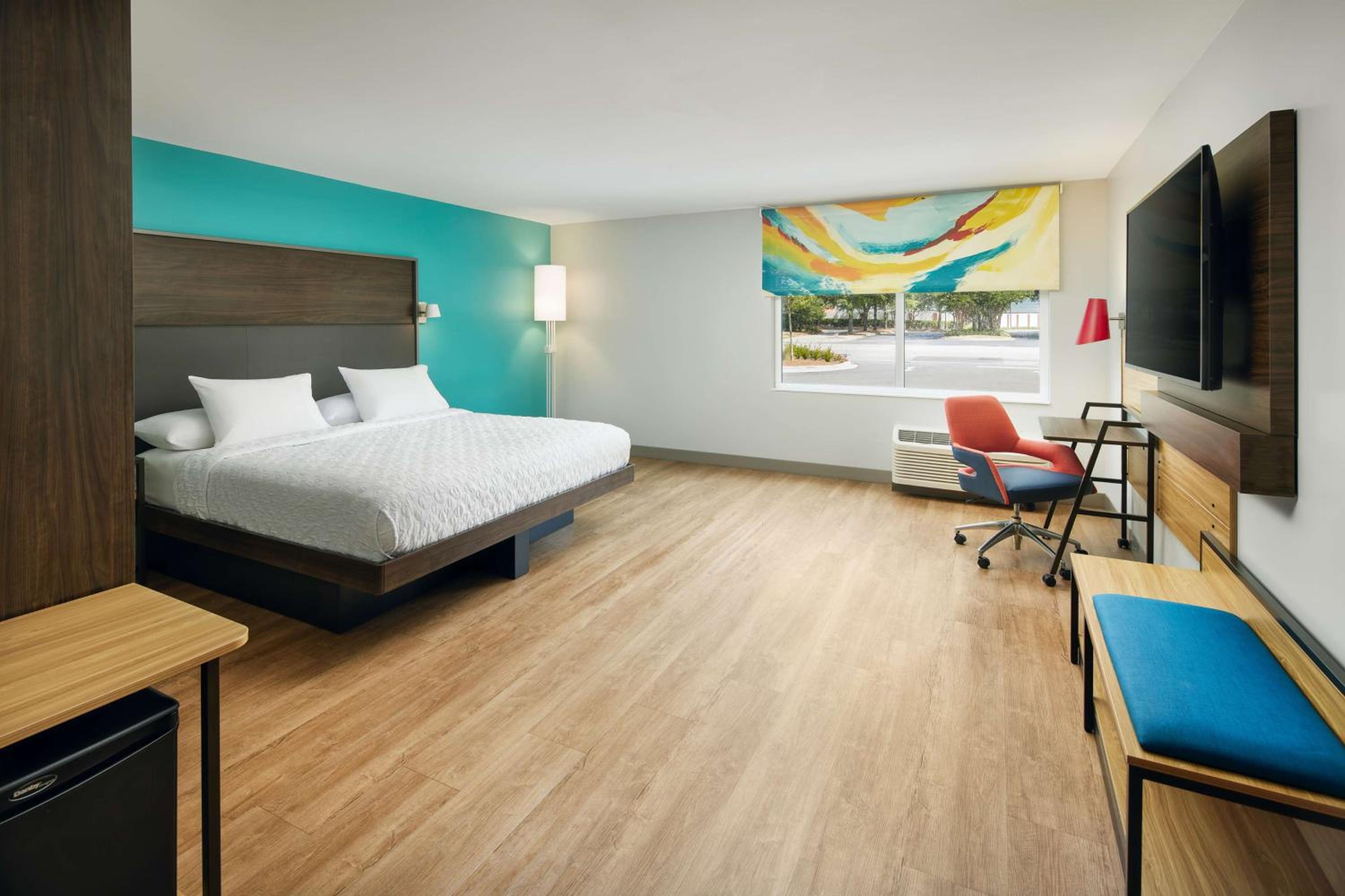 King Room with Bath Tub - Mobility and Hearing Access - Photo 3