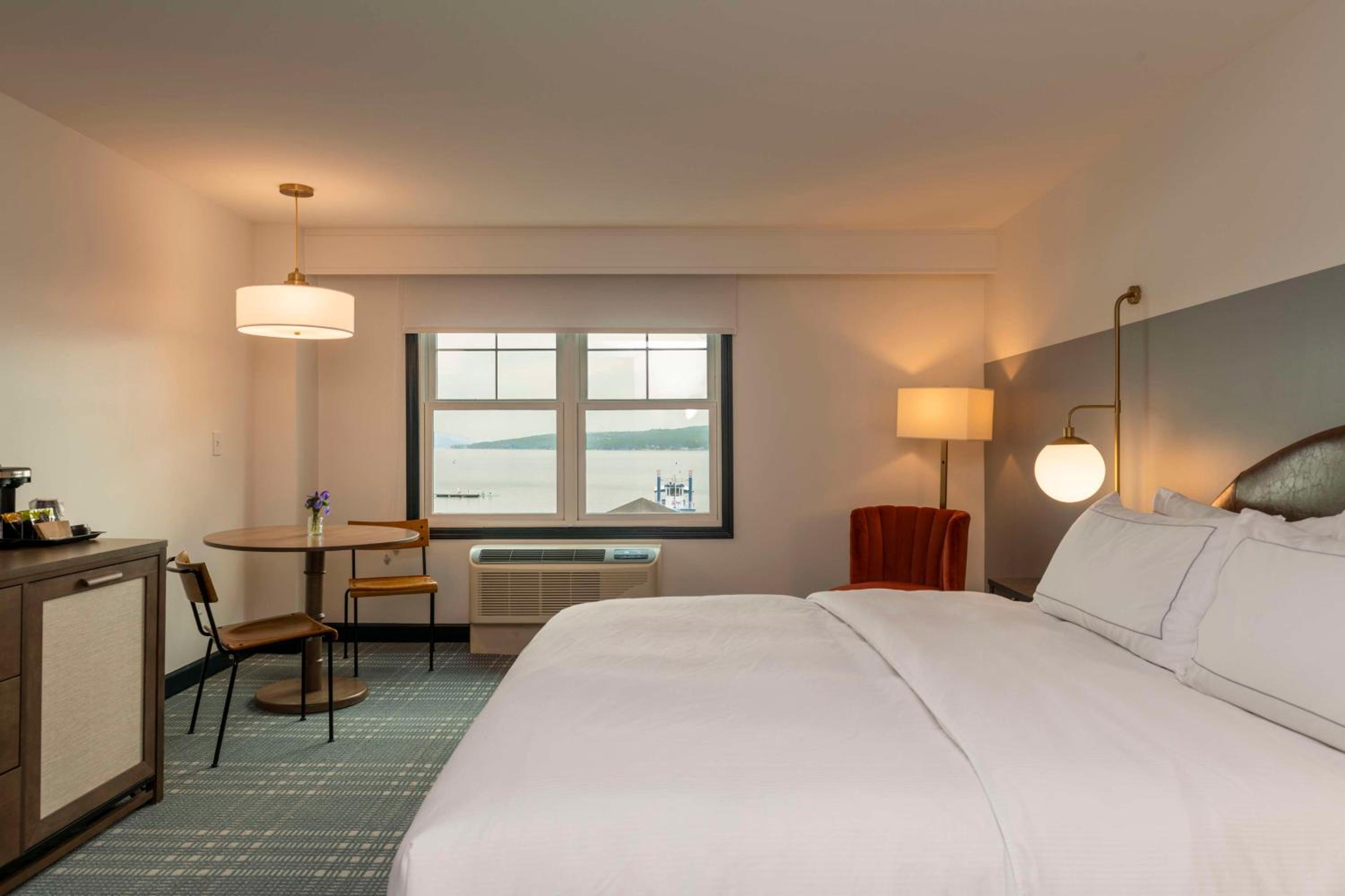 King Room with Lake View - Hearing Accessible - Photo 2