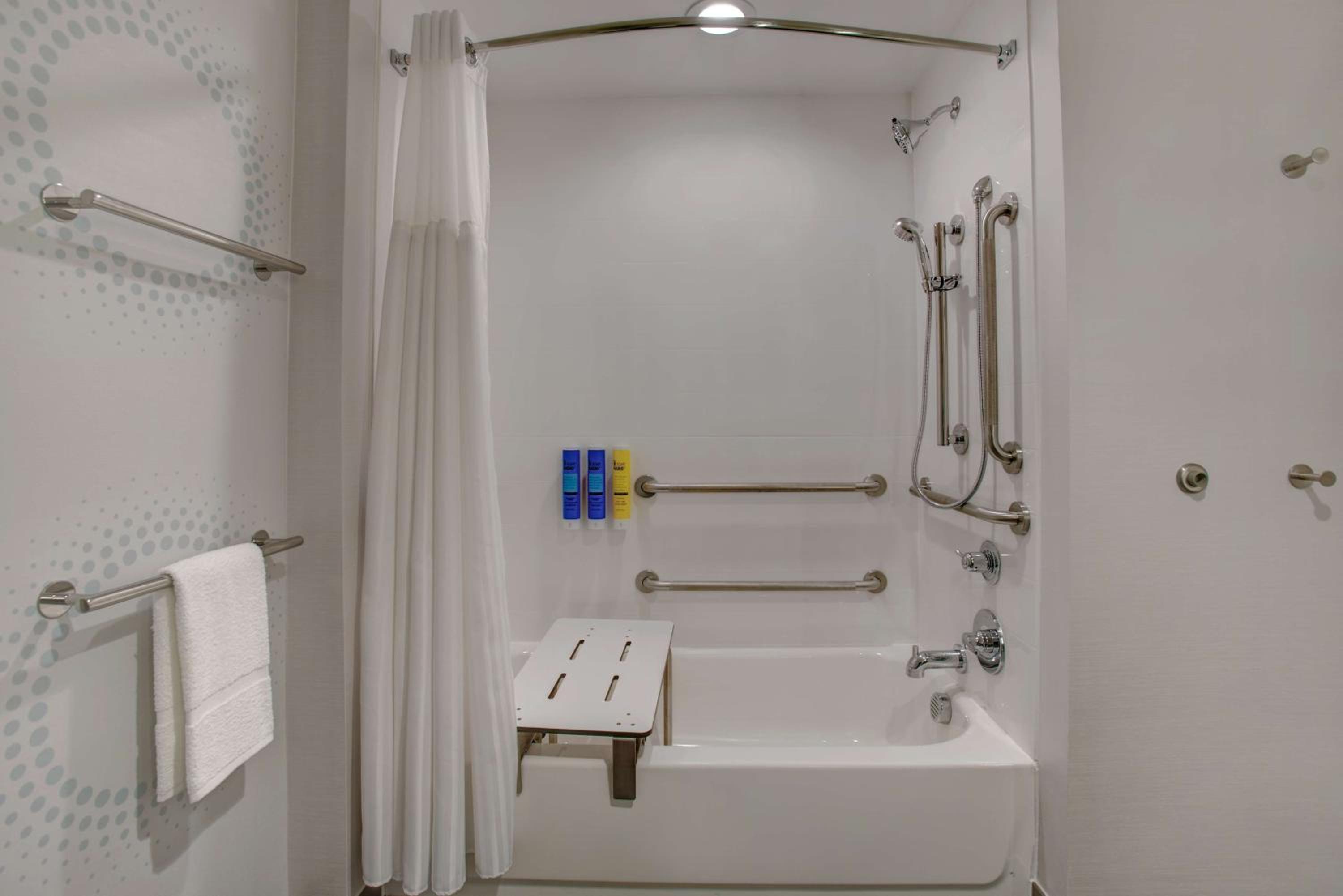 King Room with Bath Tub - Mobility Access - Photo 5