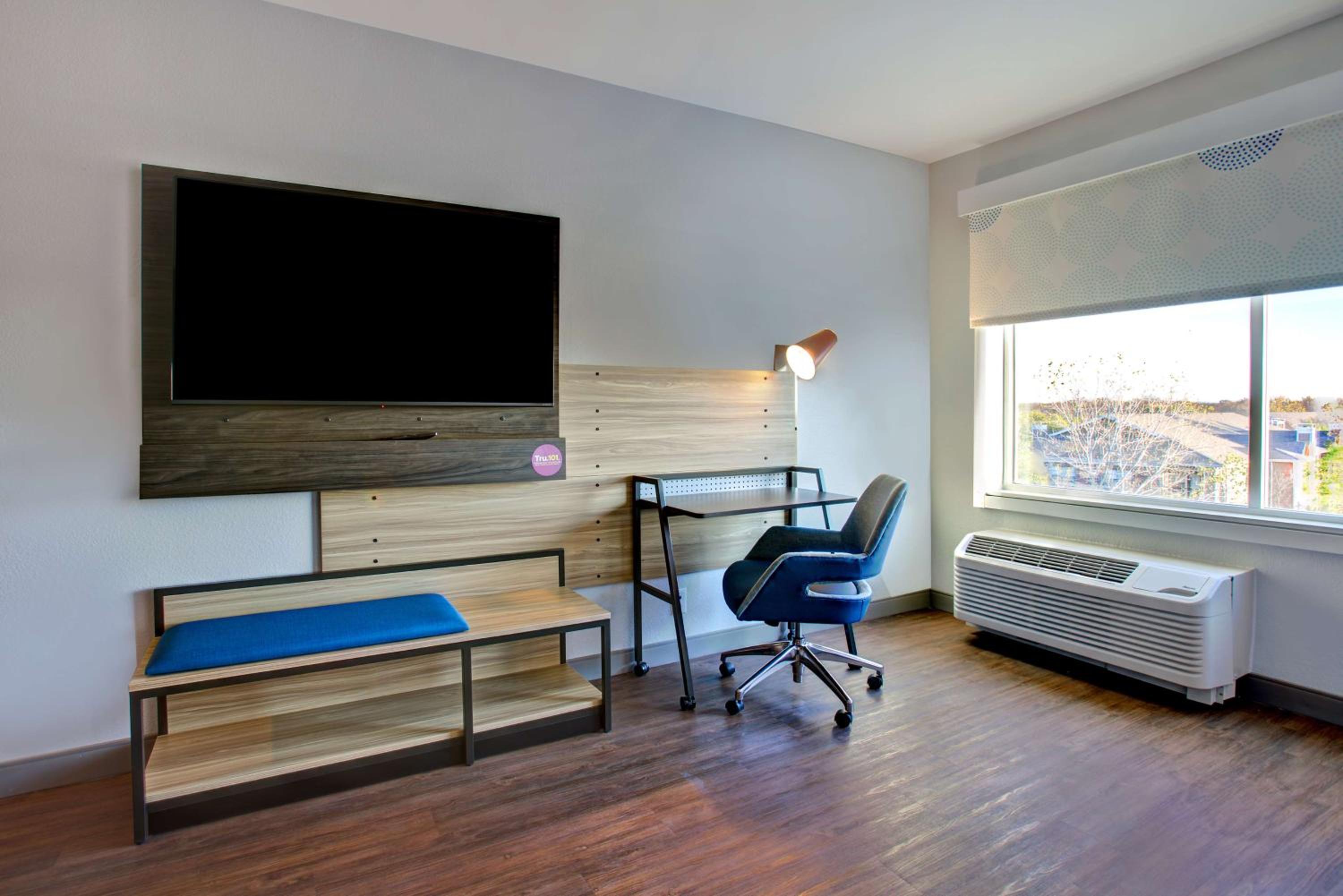 King Room with Bath Tub - Mobility Access - Photo 4
