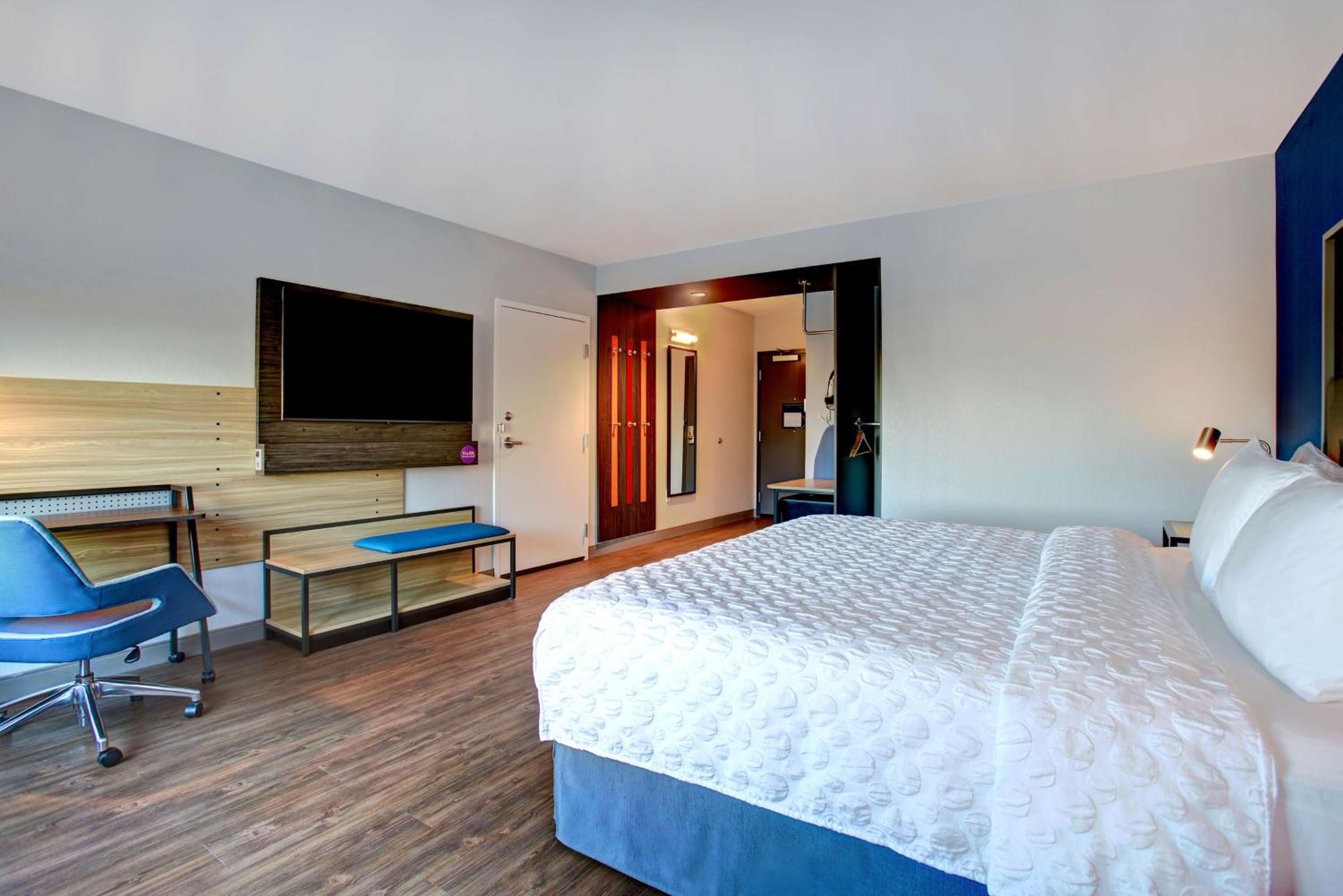 King Room with Bath Tub - Mobility Access - Photo 3