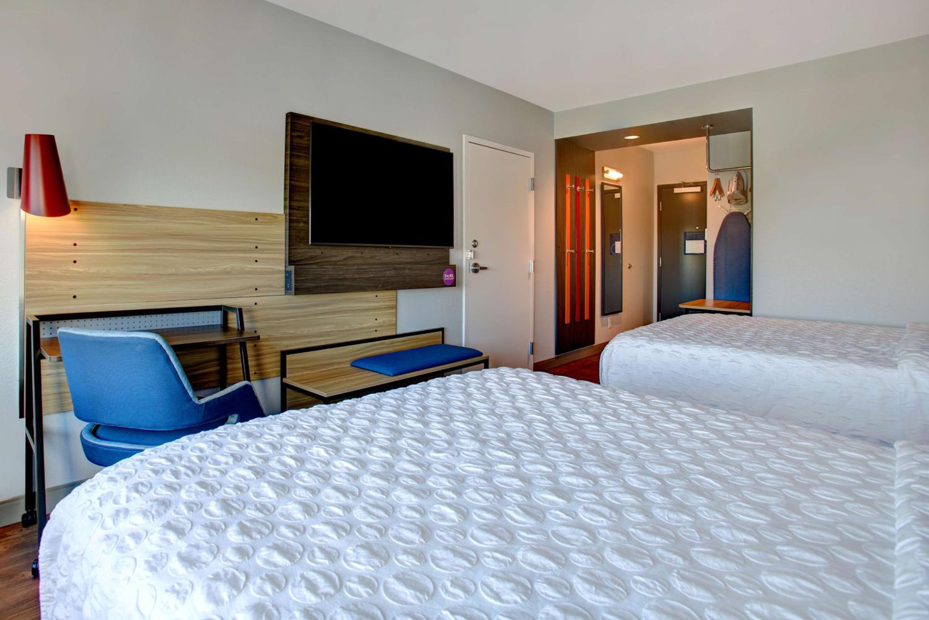 Queen Room with Two Queen Beds - Photo 2