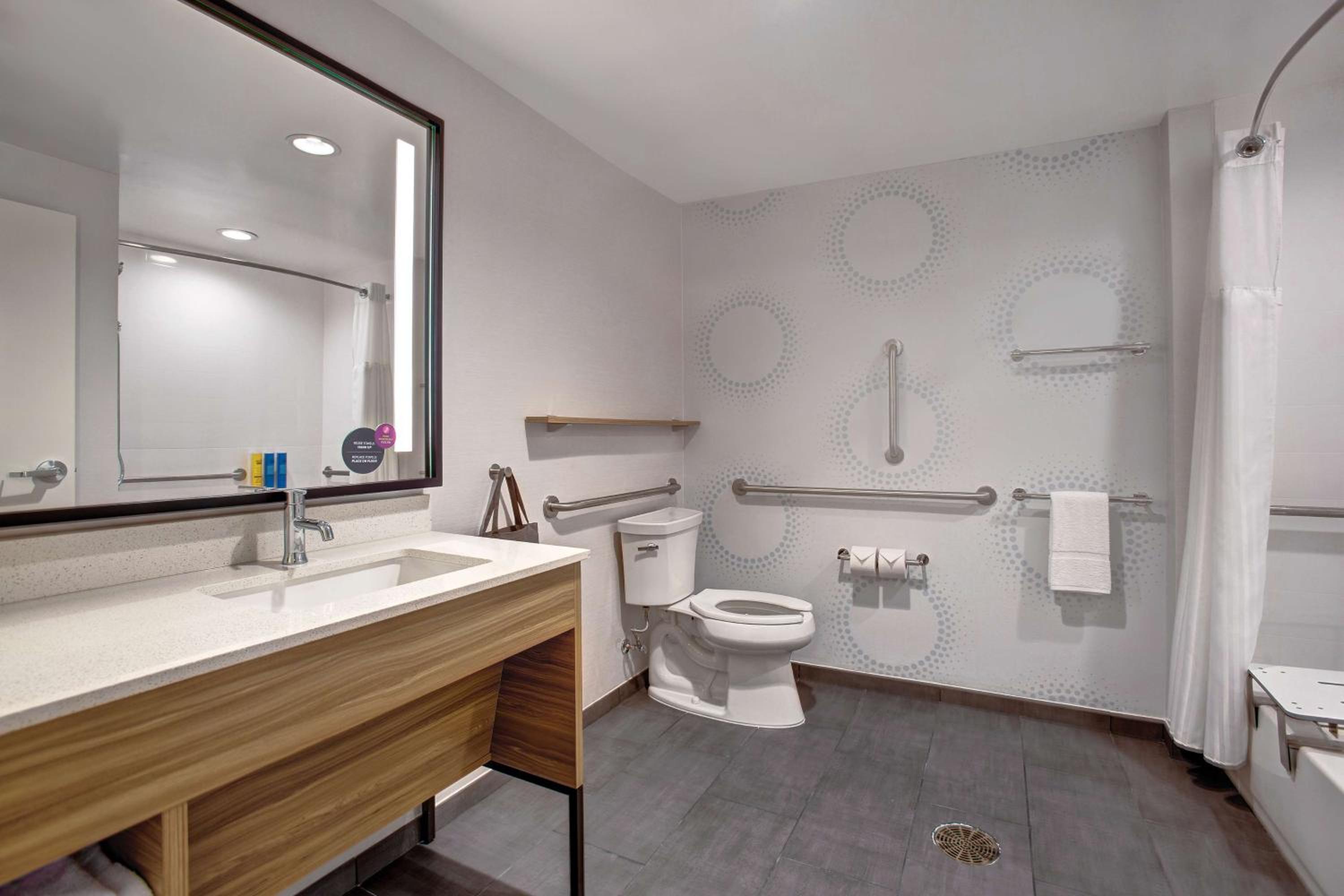 King Room with Bath Tub - Mobility Access - Photo 6