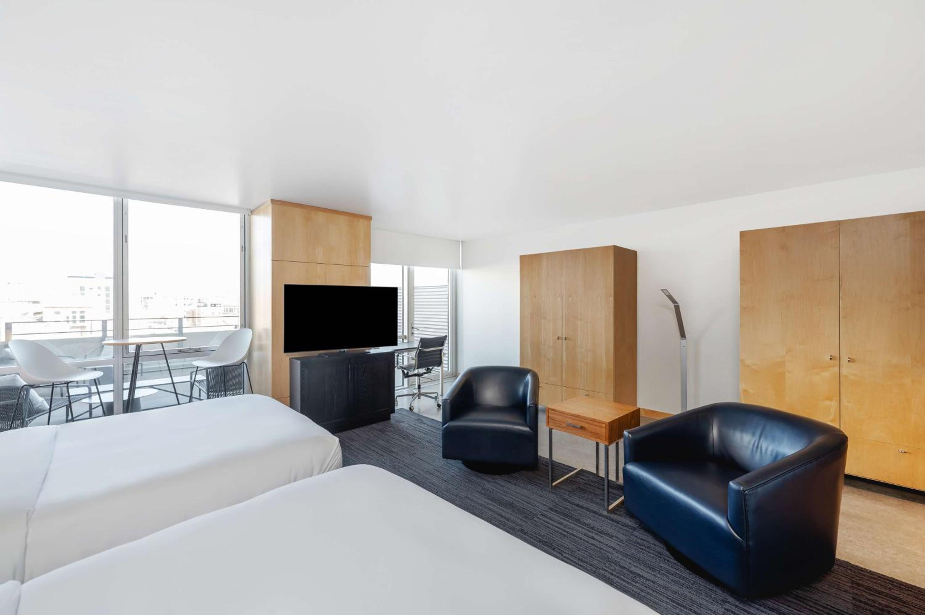 Queen Room with Two Queen Beds, Kitchenette and Balcony photo 3