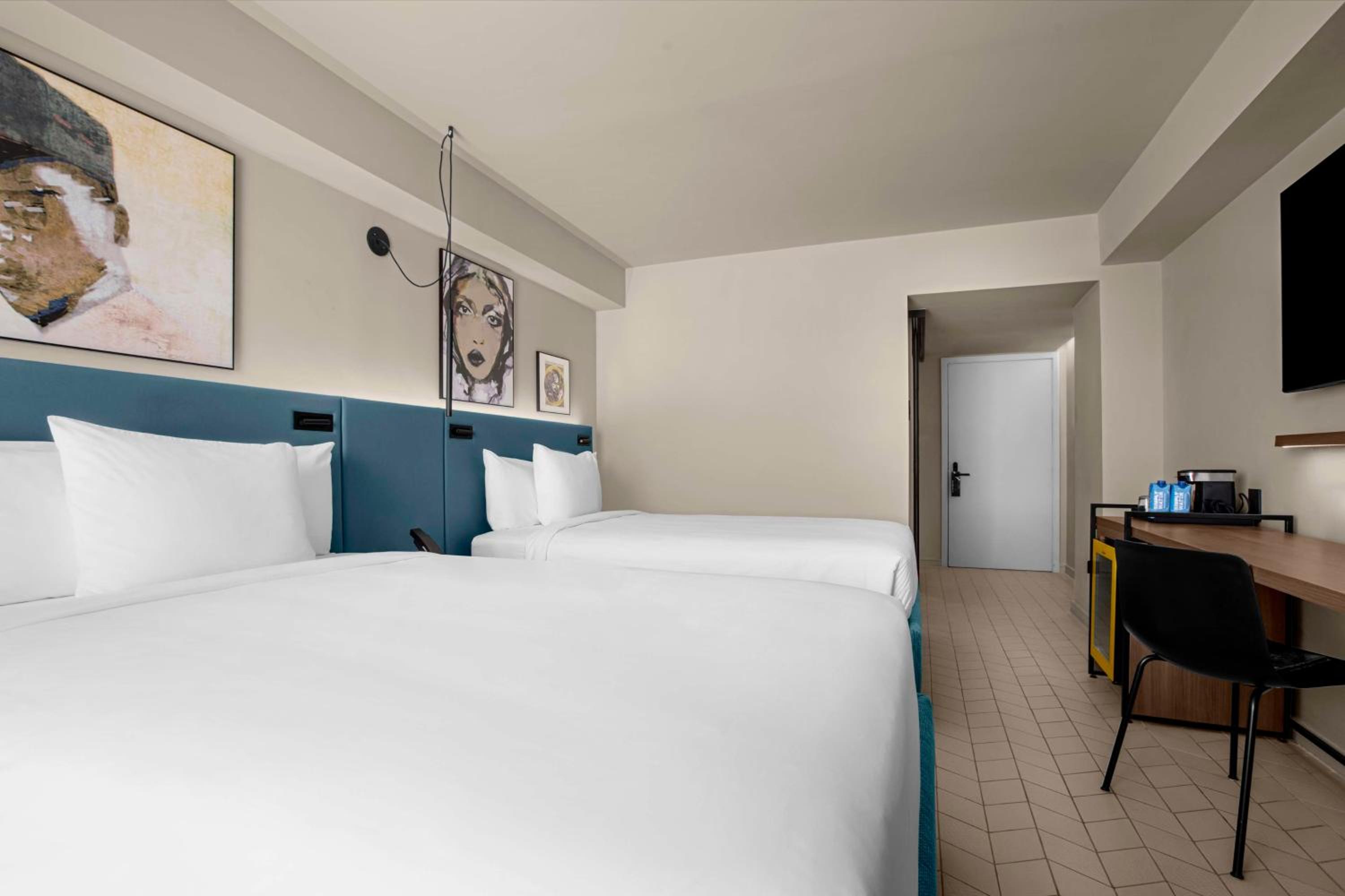 Double Room with City View - Photo 2
