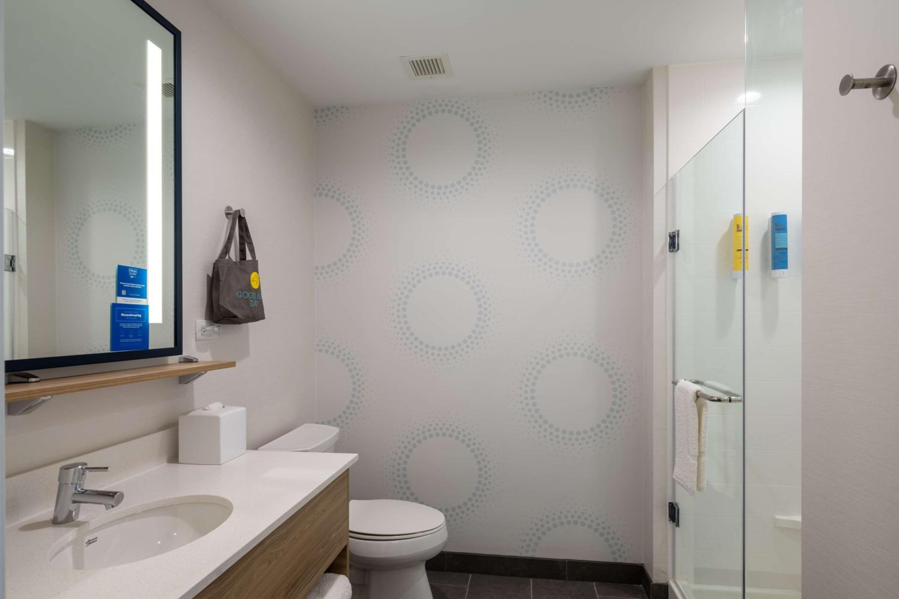 King Room with Walk-In Shower - Photo 3