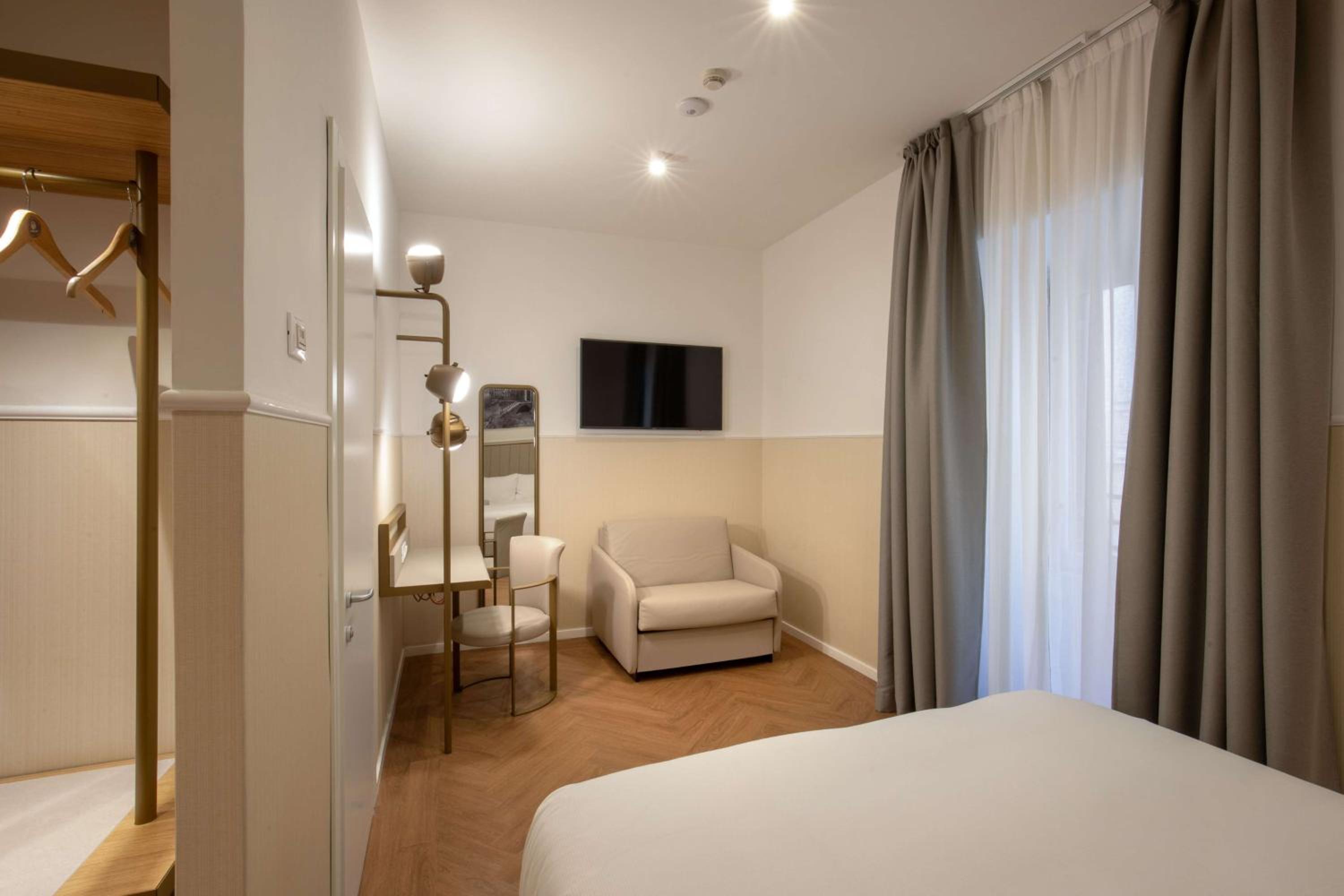Superior King Room with Chair Bed thumbnail 5