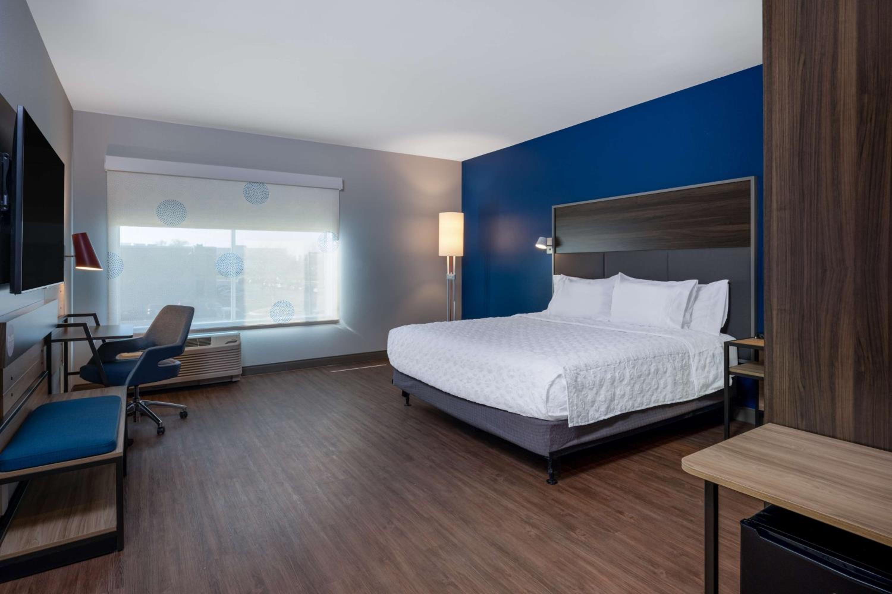 King Room with Bath Tub - Mobility Access - Photo 2