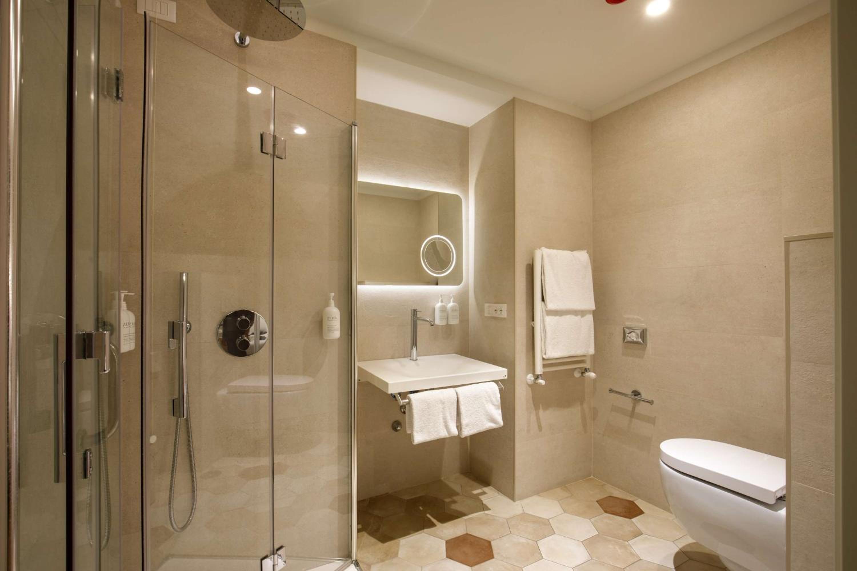 Superior King Room with Chair Bed - Disability Access thumbnail 6