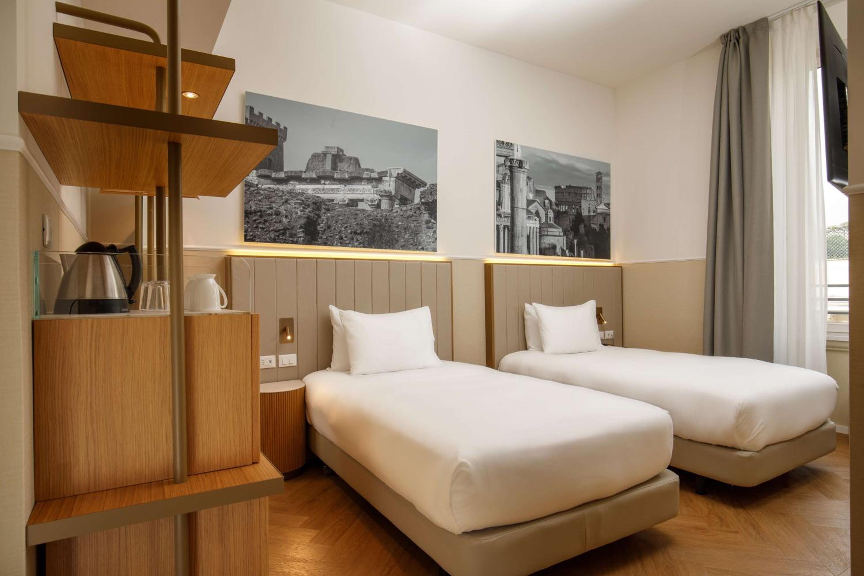 Superior Twin Room thumbnail 5