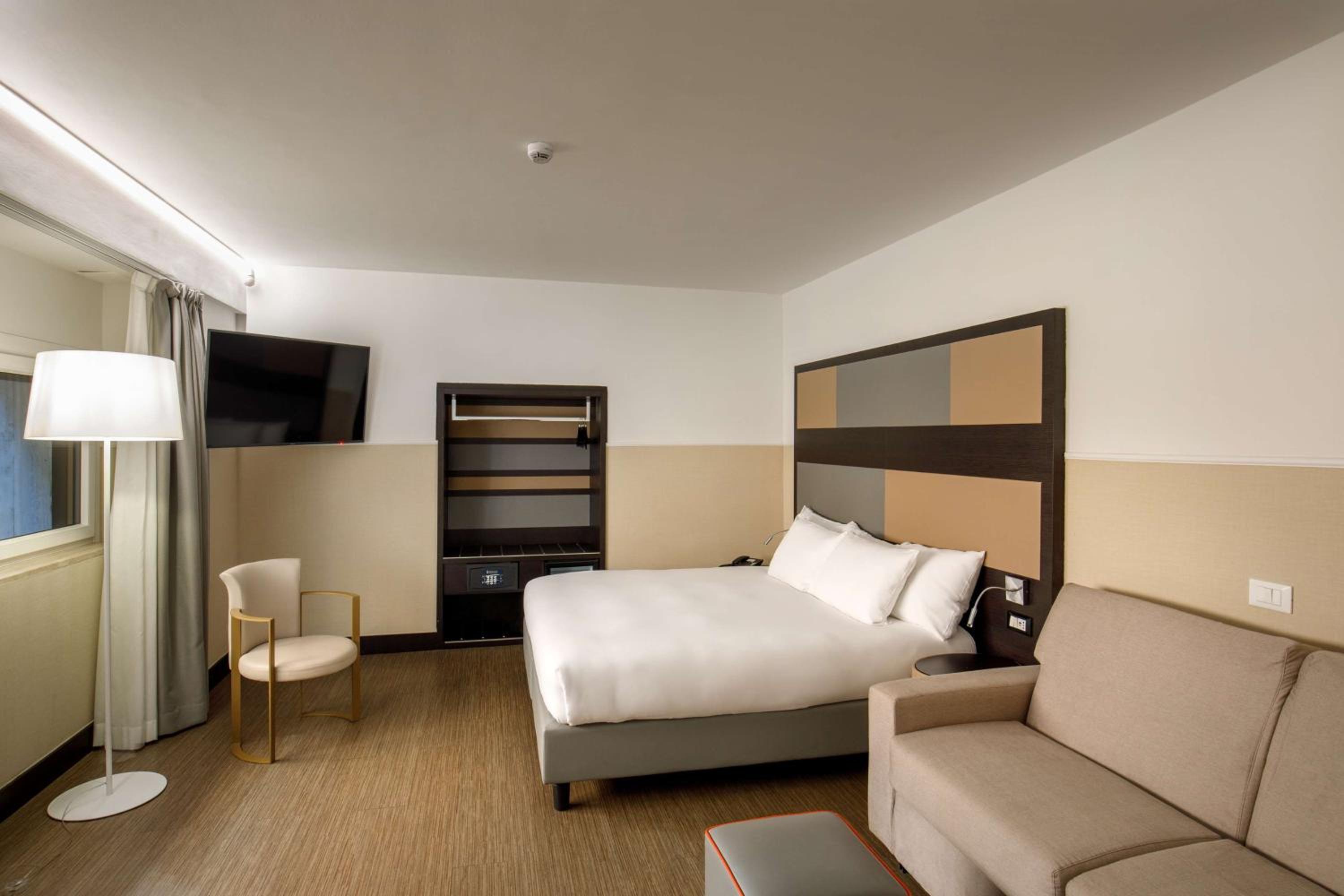 Superior King Room with Sofa Bed thumbnail 5