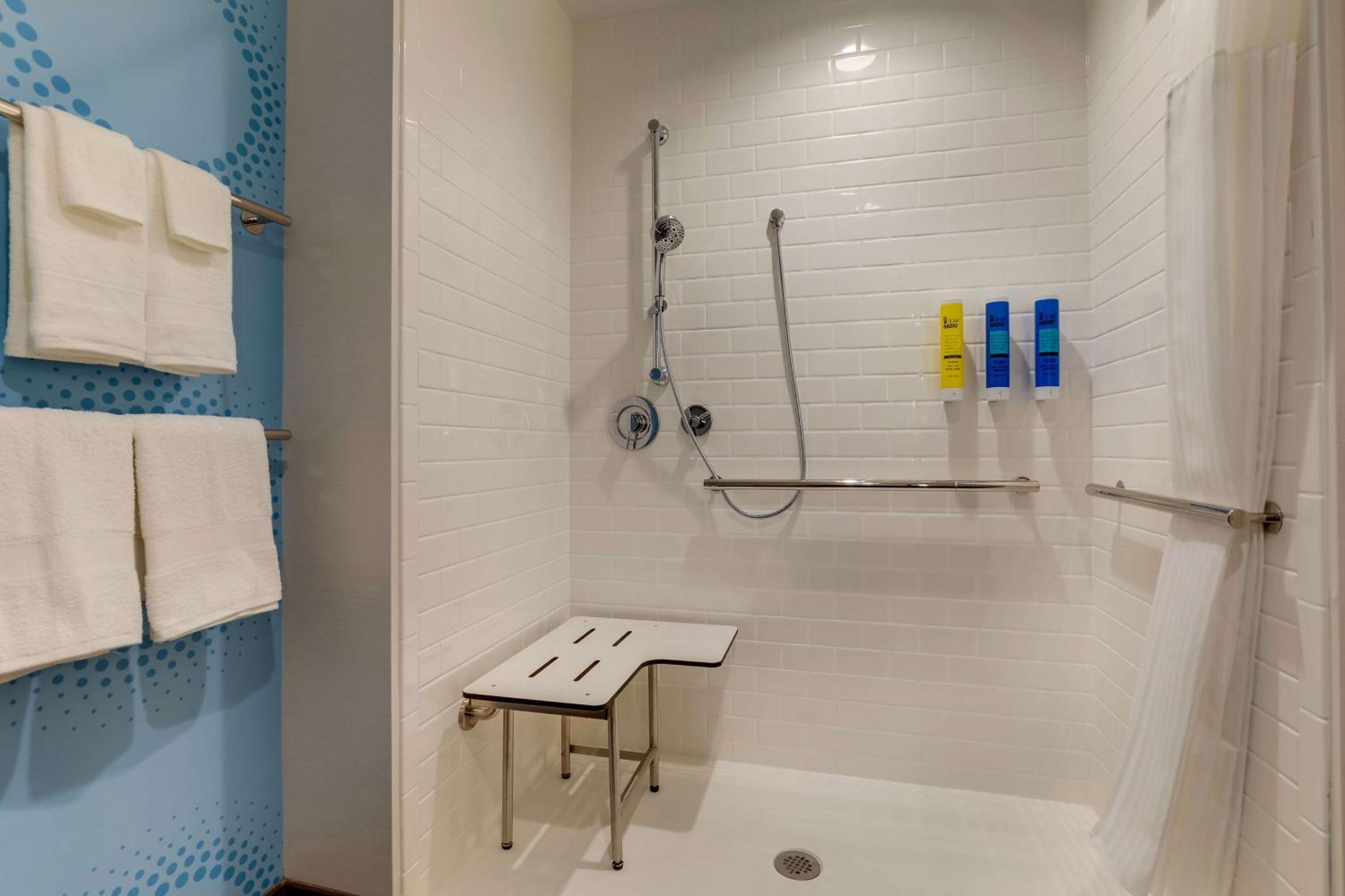 Queen Room with Two Queen Beds and Roll-In Shower - Mobility Access - Photo 4