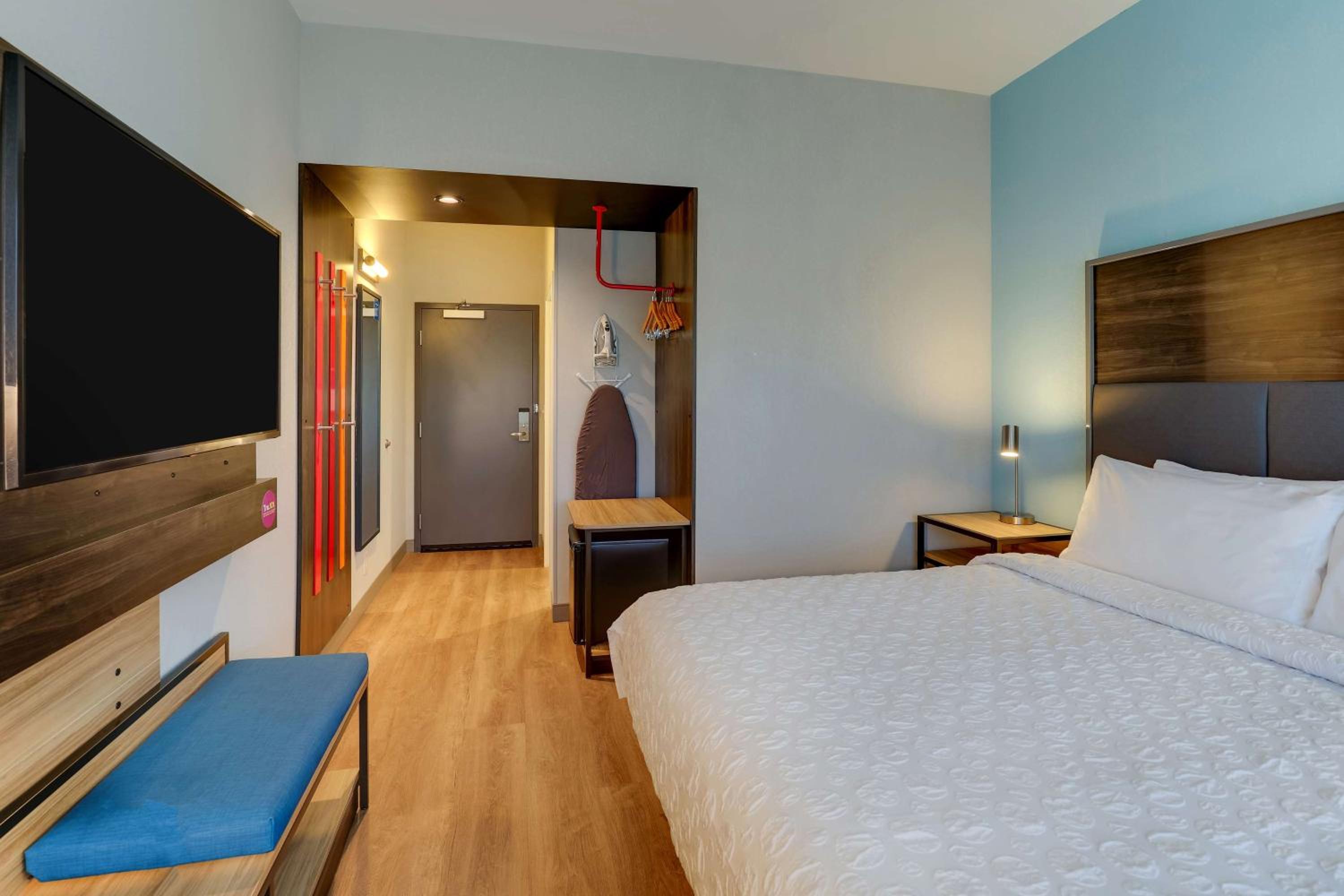 King Room with Walk-In Shower - Photo 3