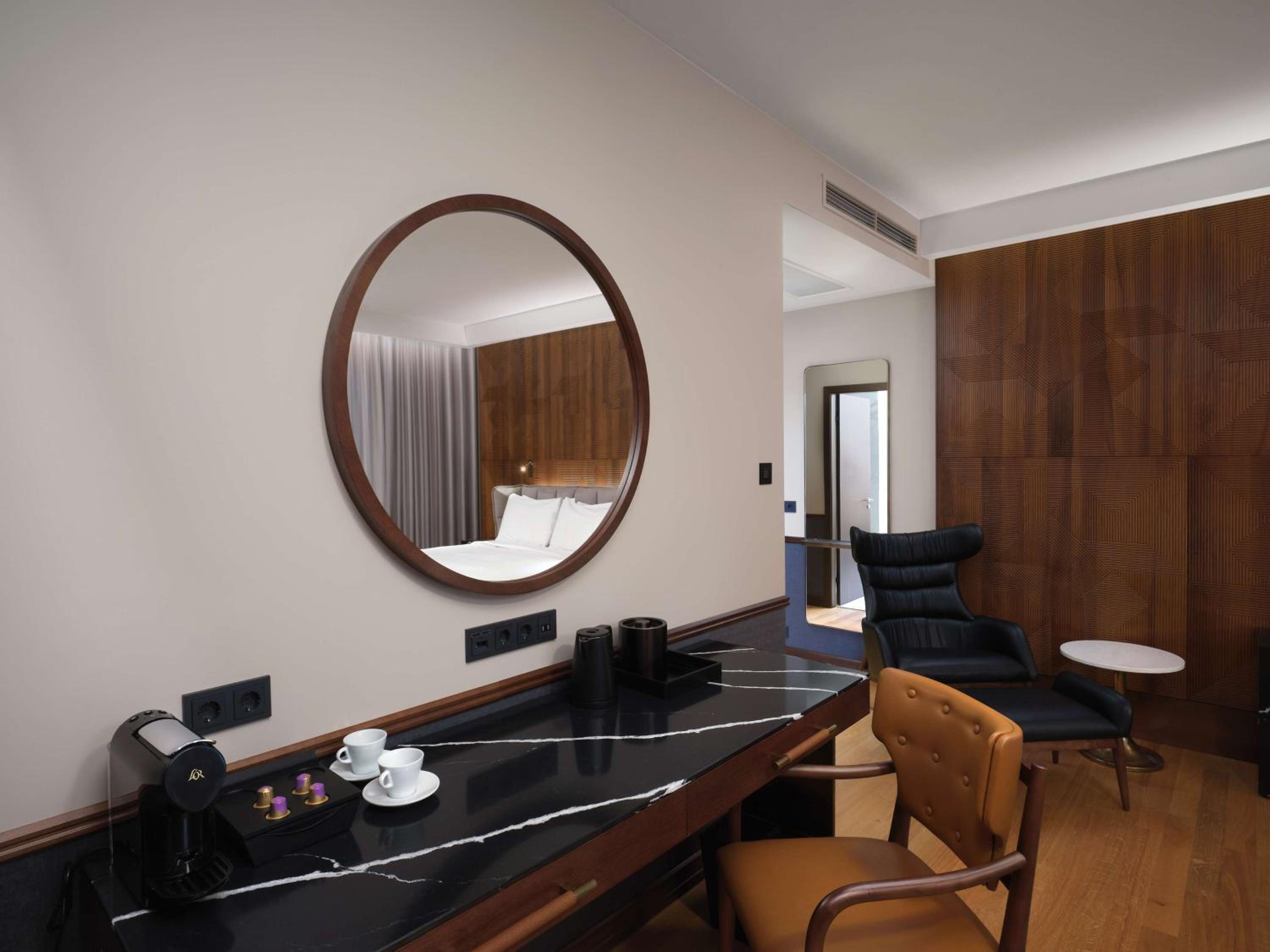 King Junior Suite with Spa Access - Photo 5